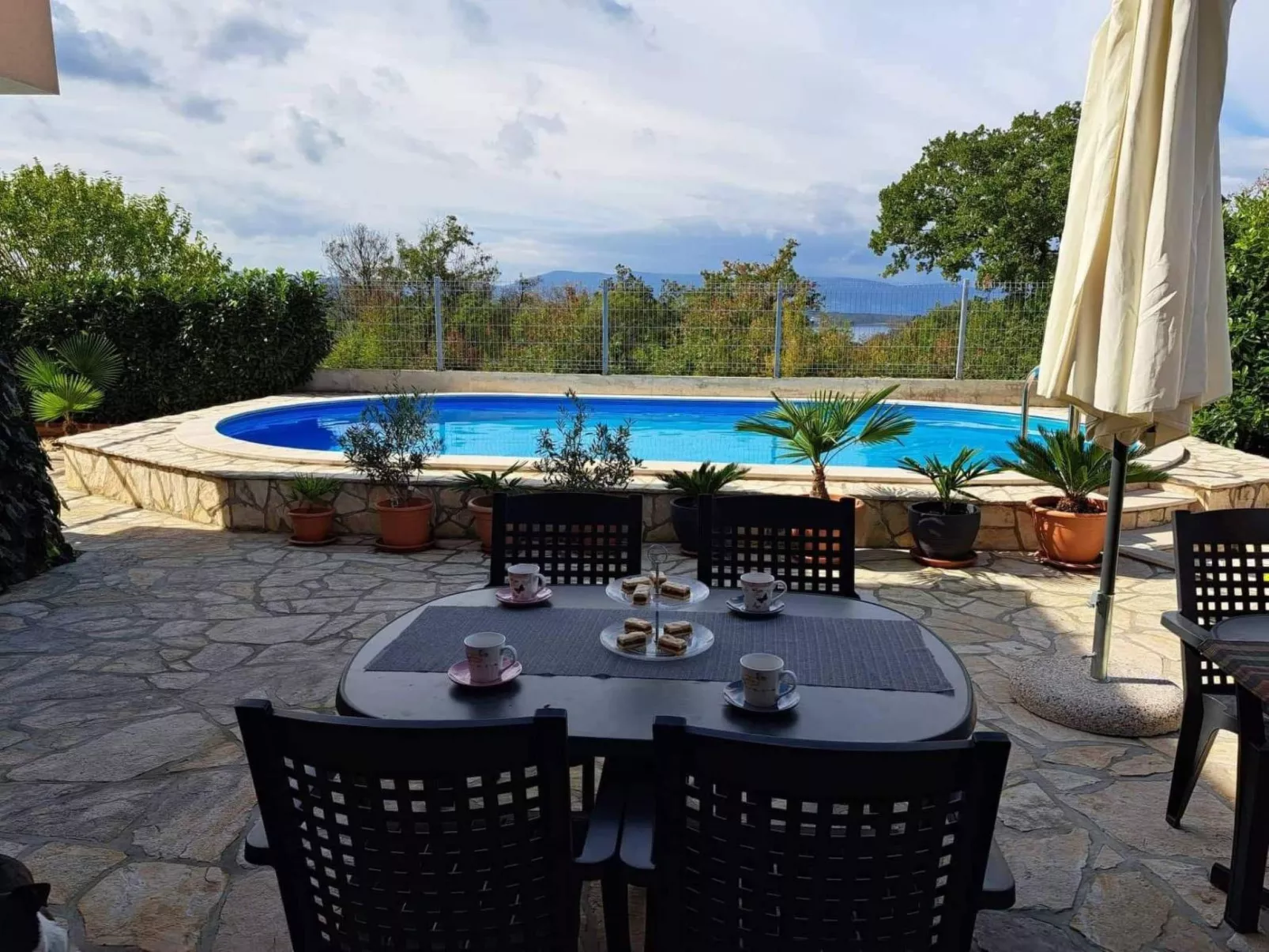 "Nette App in der Nähe des Pools"-Image-tags.info