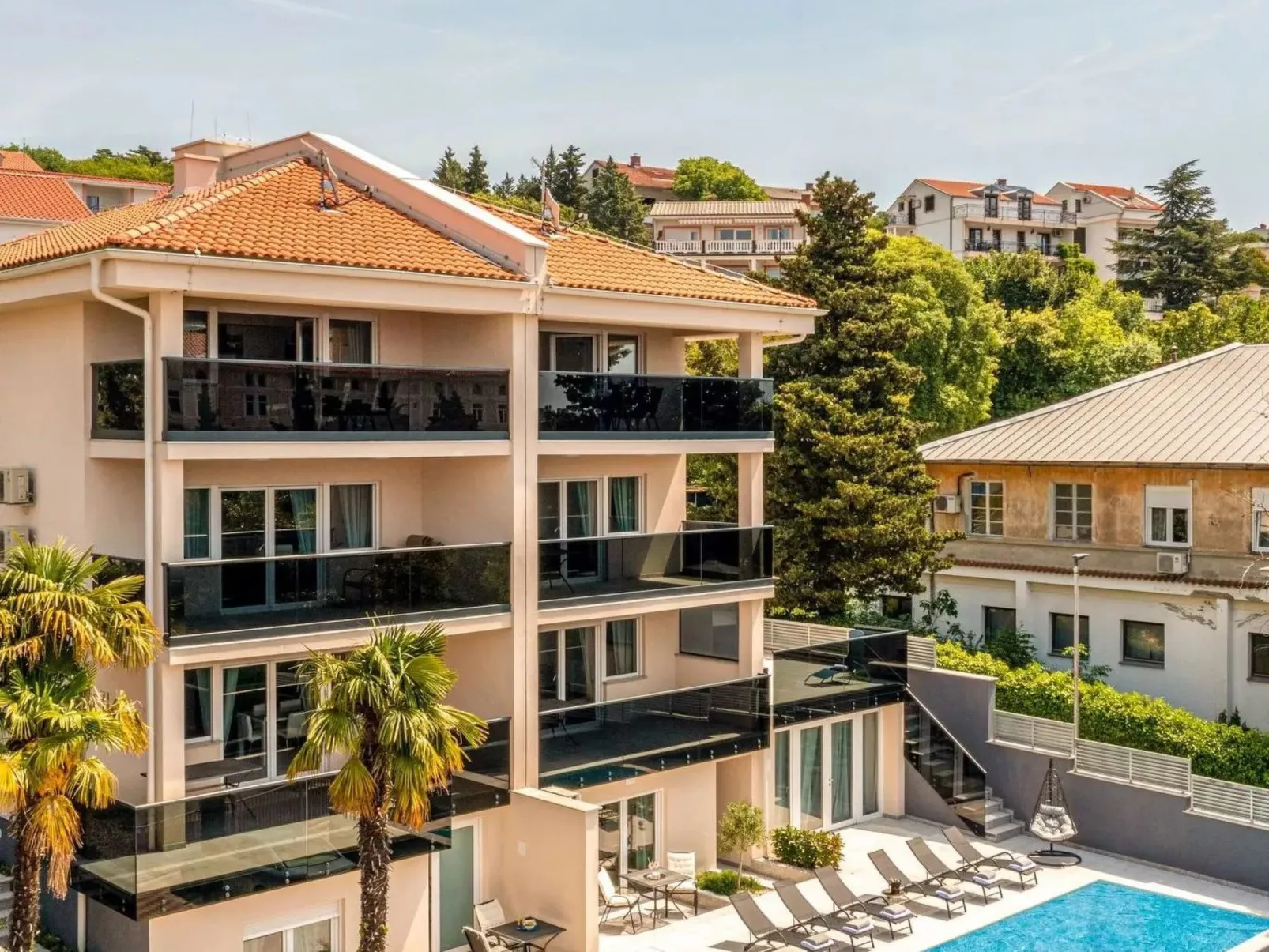 Moderne Wohnung in Crikvenica mit Pool-Buiten