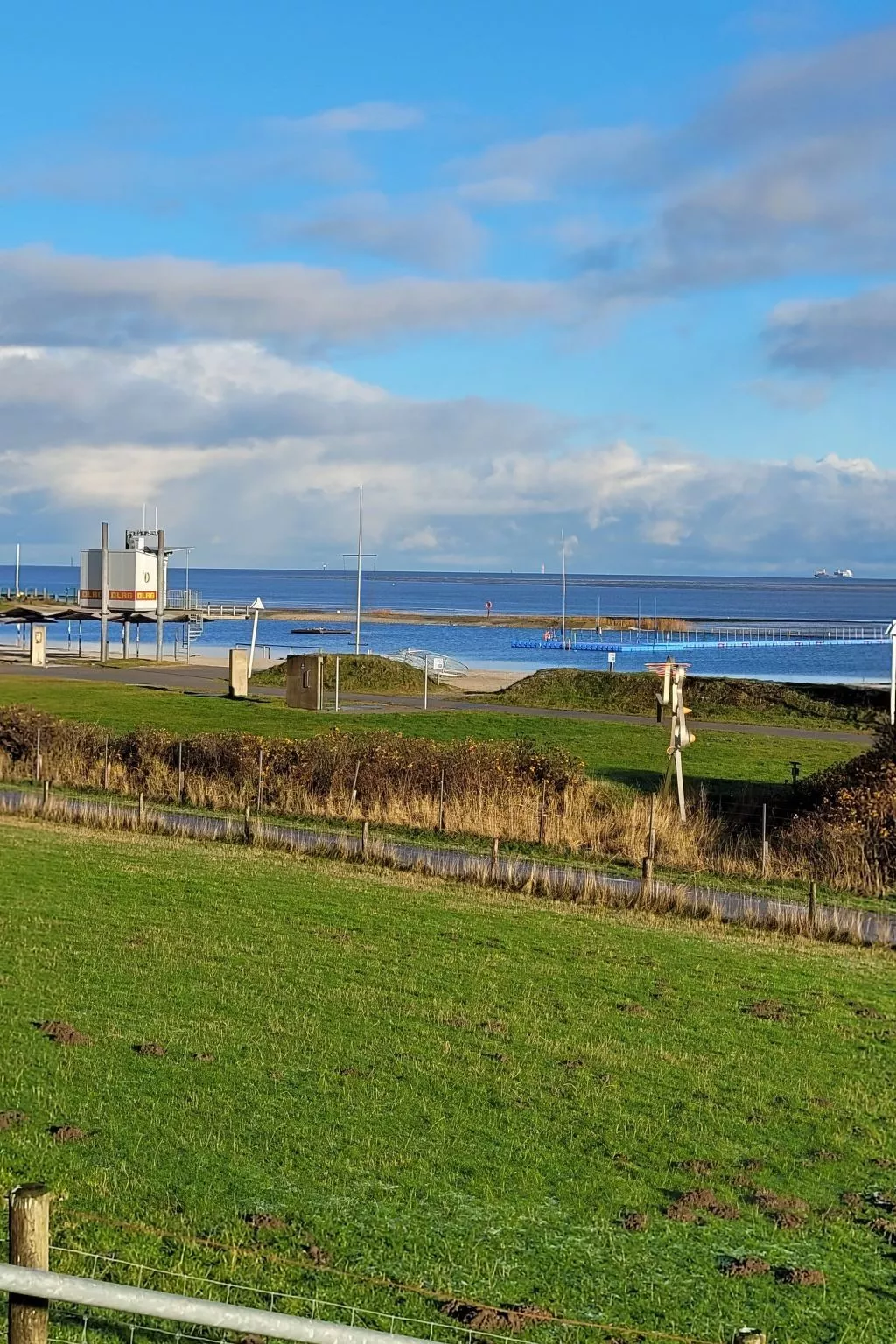 In der Nähe  vom Deich und Strand-Buiten
