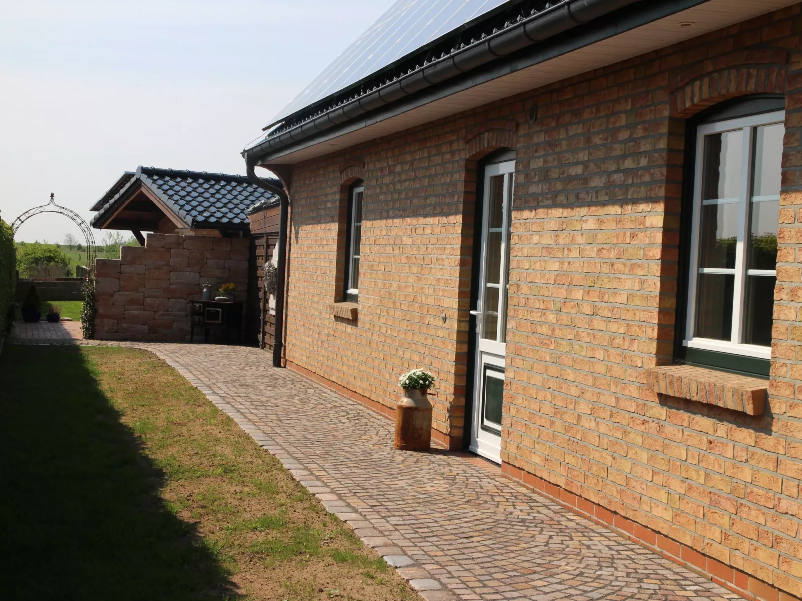 Appartement mit eigenem Garten und Terrasse-Buiten