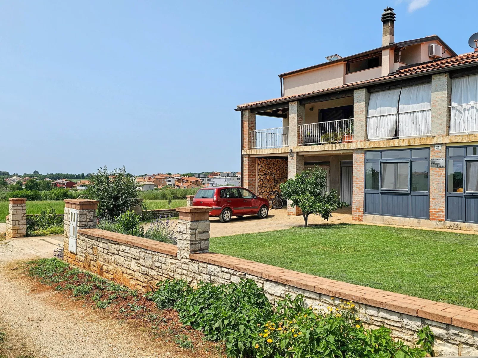 "Ines A5" mit Balkon-Buiten