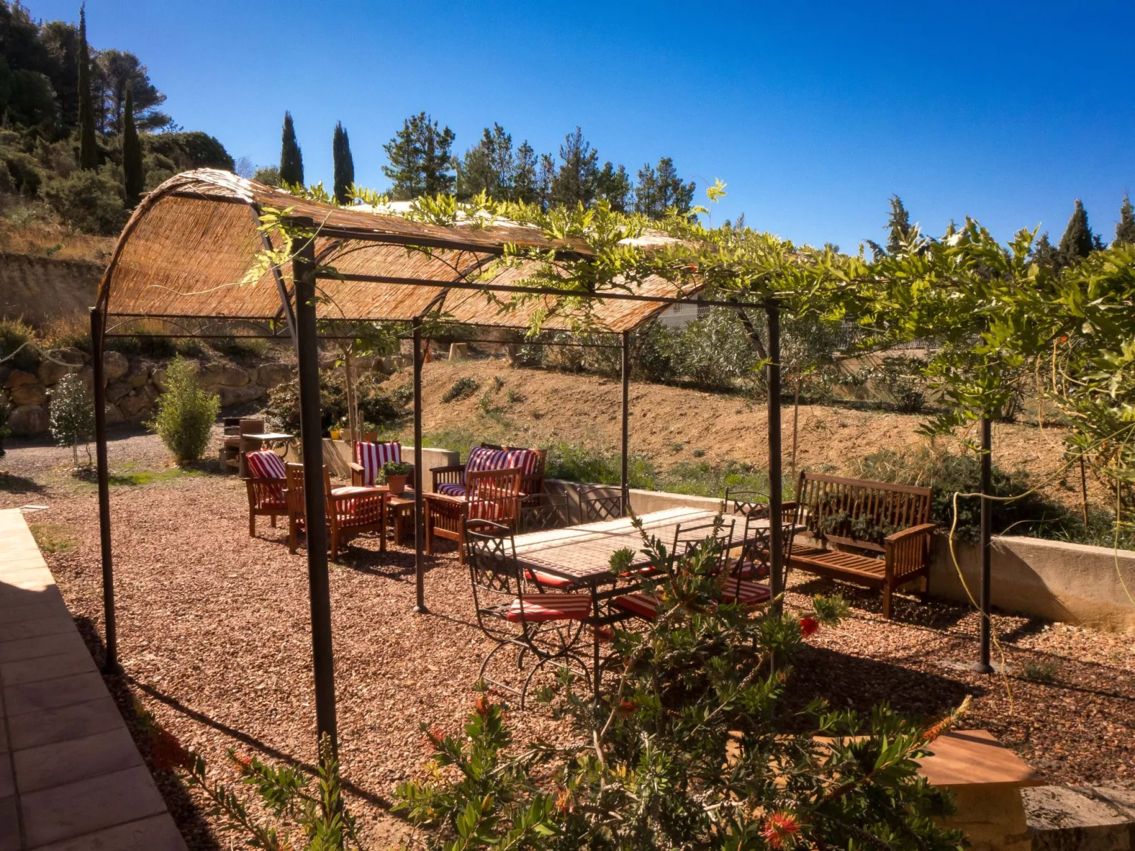 Komfortables Ferienhaus mit Privatpool-Buiten