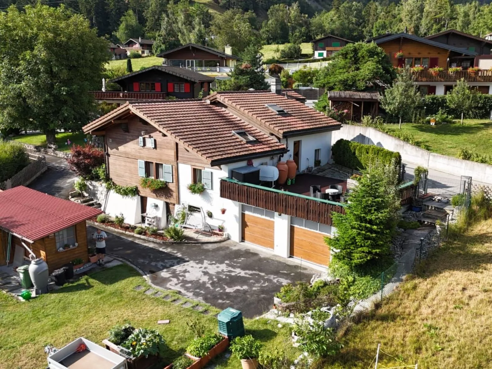 Chalet Haus (bei Einfahrt grosser Nussbaum )-Buiten