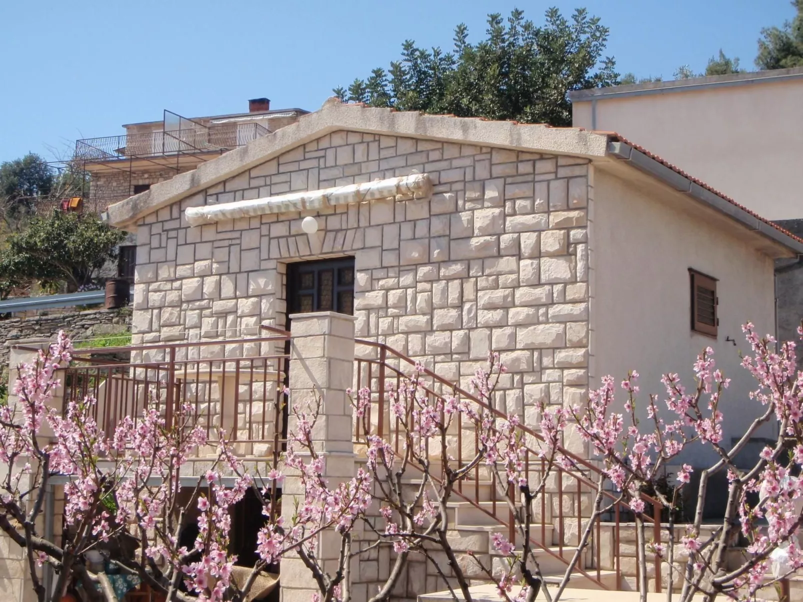 Kleines Steinhaus in einem ruhigen Ort auf der Insel Solta-Image-tags.info