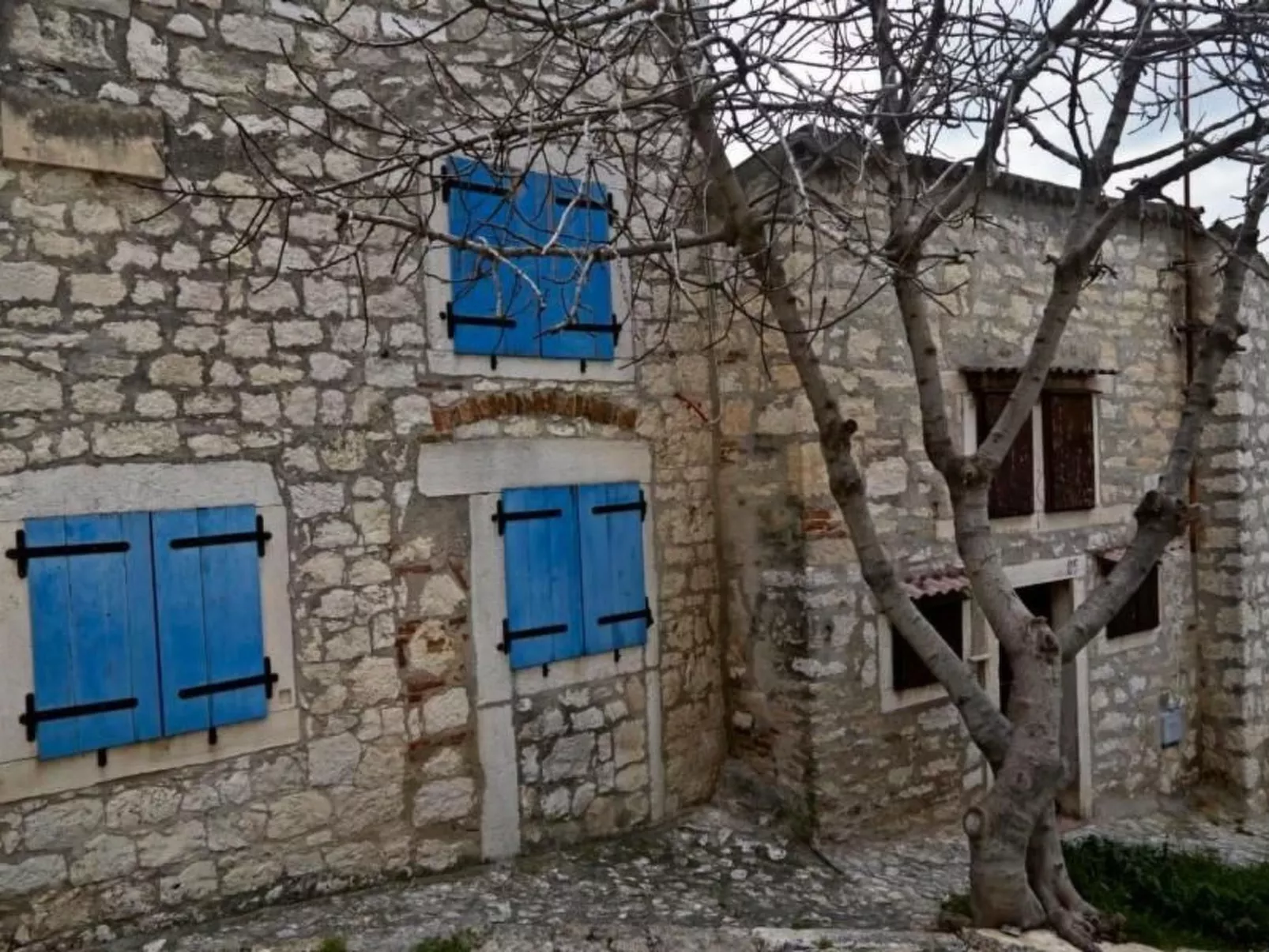 In Kostanjica mit Grill, Terrasse und Garten-Buiten