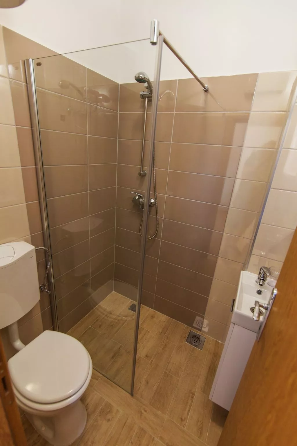 In Opanci mit beheiztem Pool, Parkplatz-Binnen