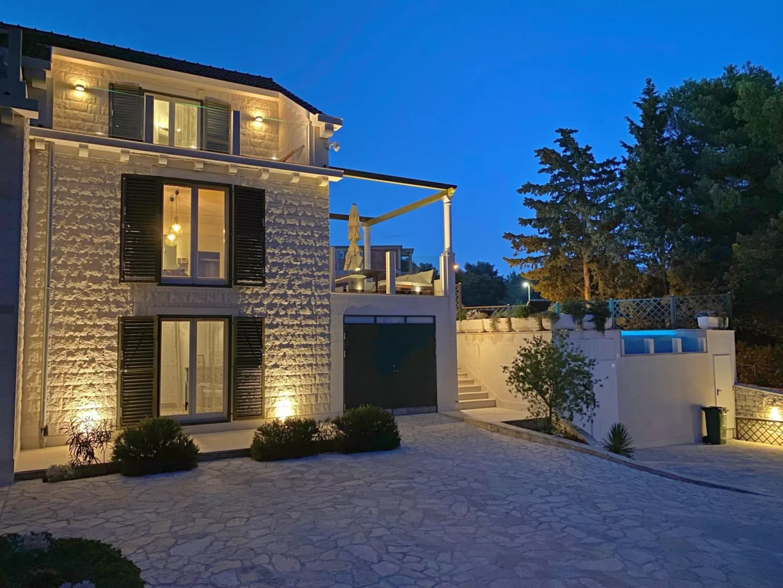 Schönes Ferienhaus mit privatem Pool-Buiten