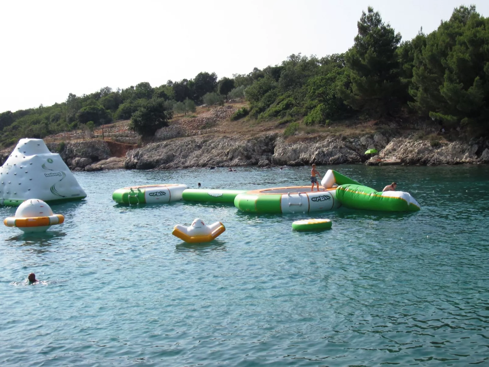 Gemütliches Ferienhaus in Pinezići mit großer Terrasse-Buiten