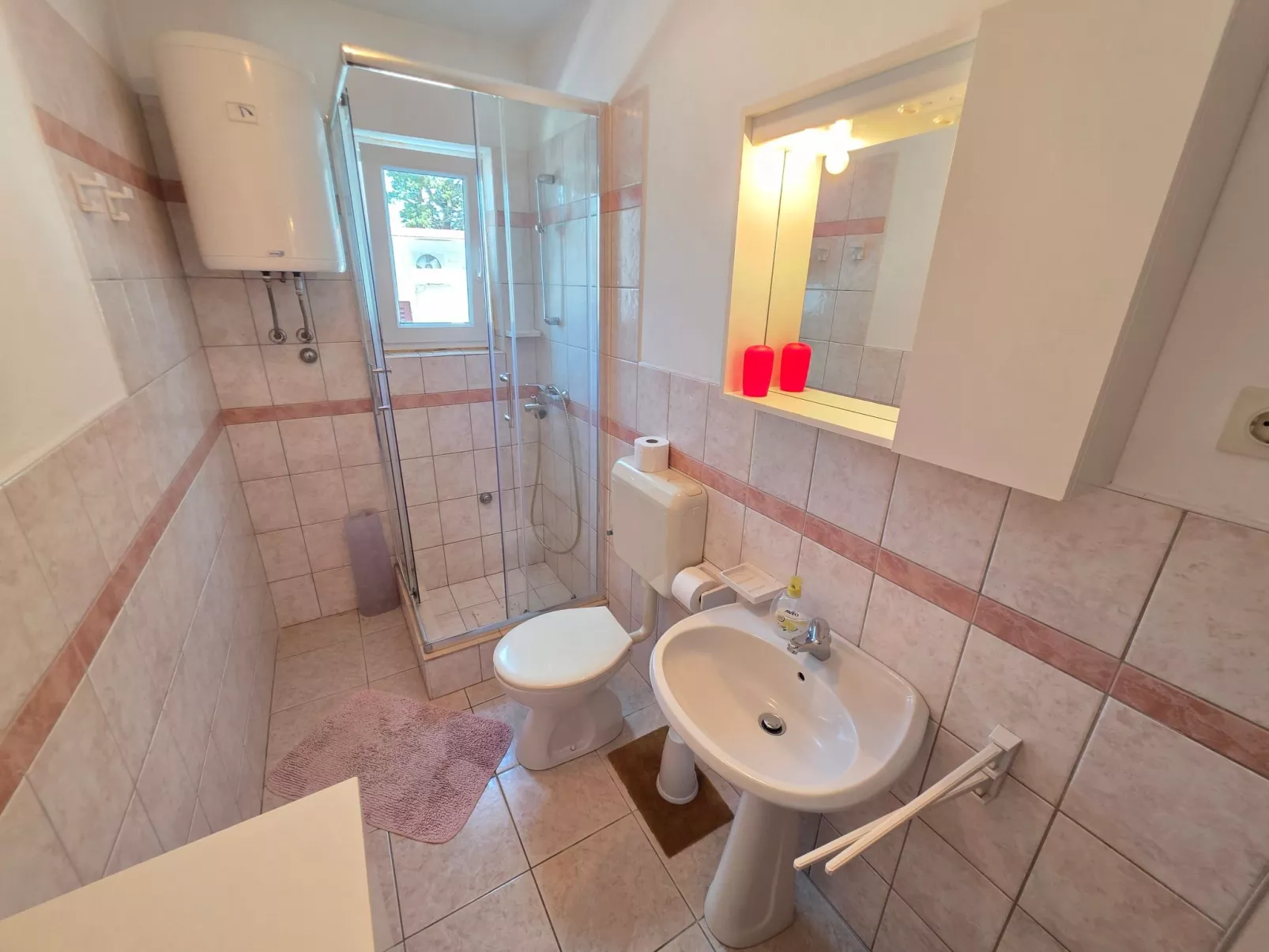 Wohnung im Erdgeschoss mit Terrasse und Grill-Binnen