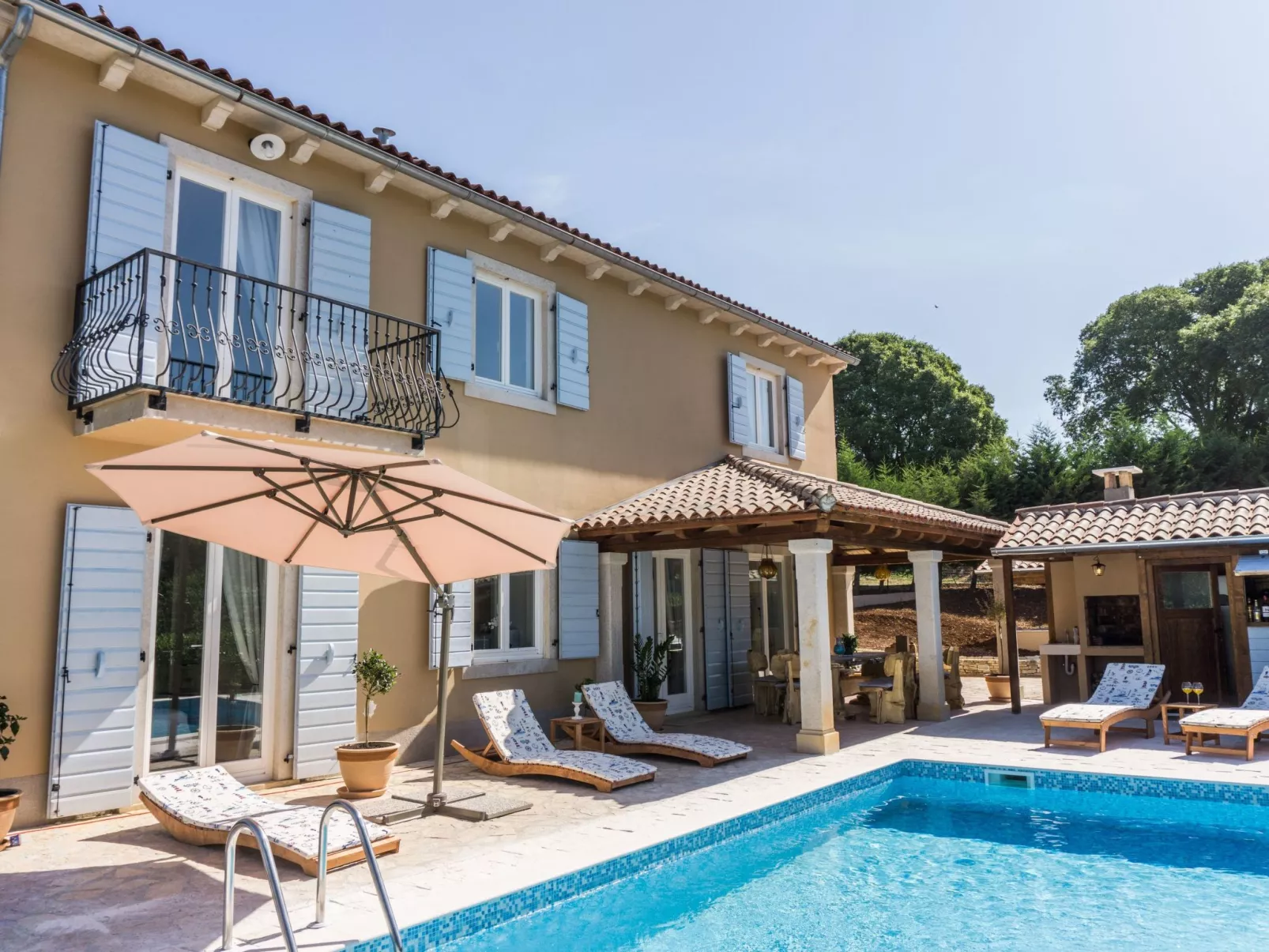 Nettes Ferienhaus in Smoljanci mit Privatem Pool-Buiten