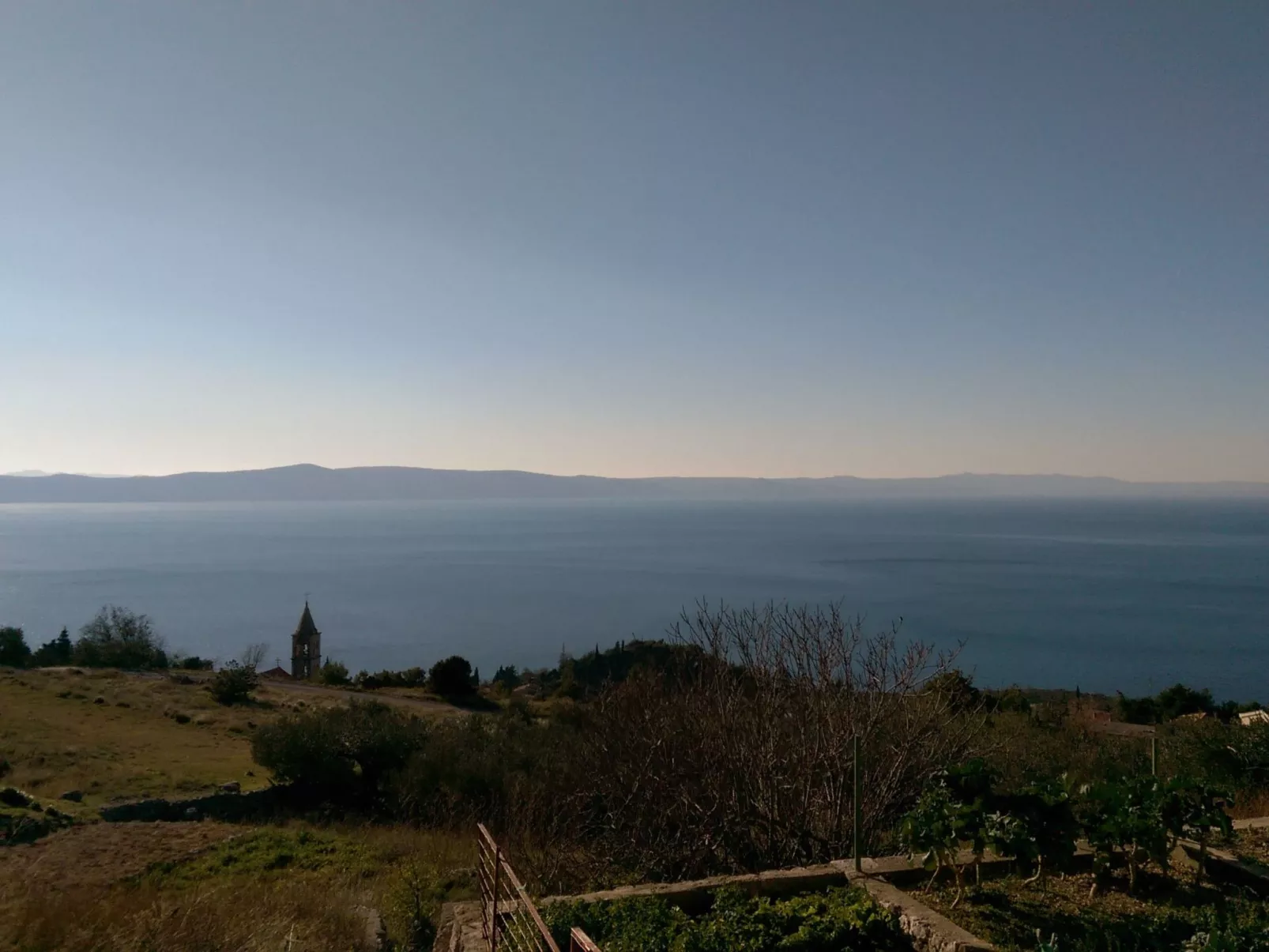 Anwesen mit Blick auf das Wasser-Image-tags.info