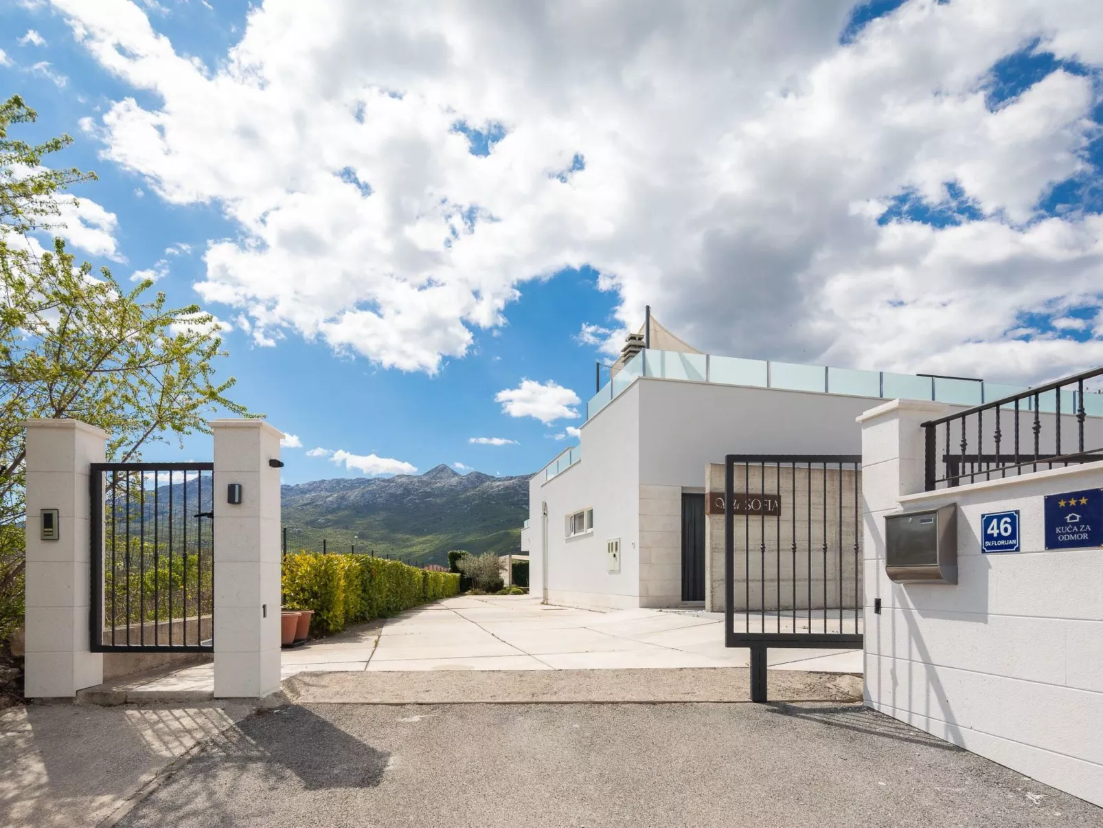 In Dugopolje mit Beheiztem Pool-Buiten