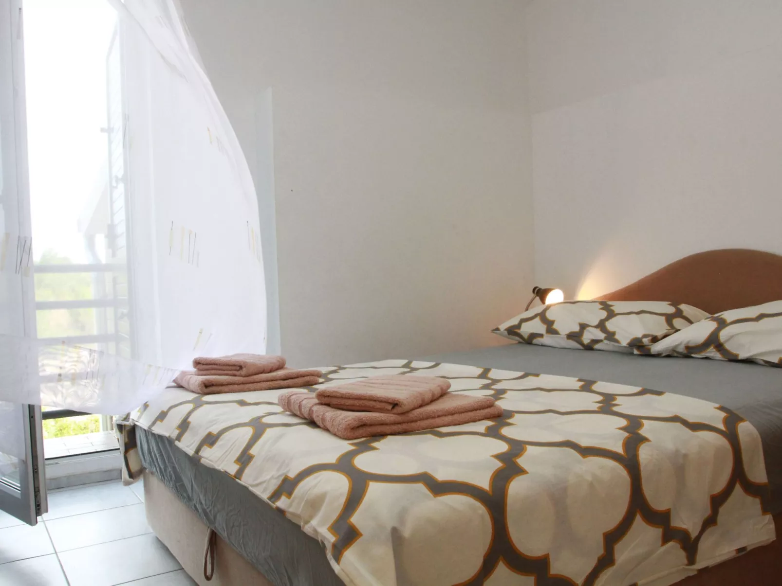 Geräumige Ferienvilla mit Pool und Meerblick-Binnen