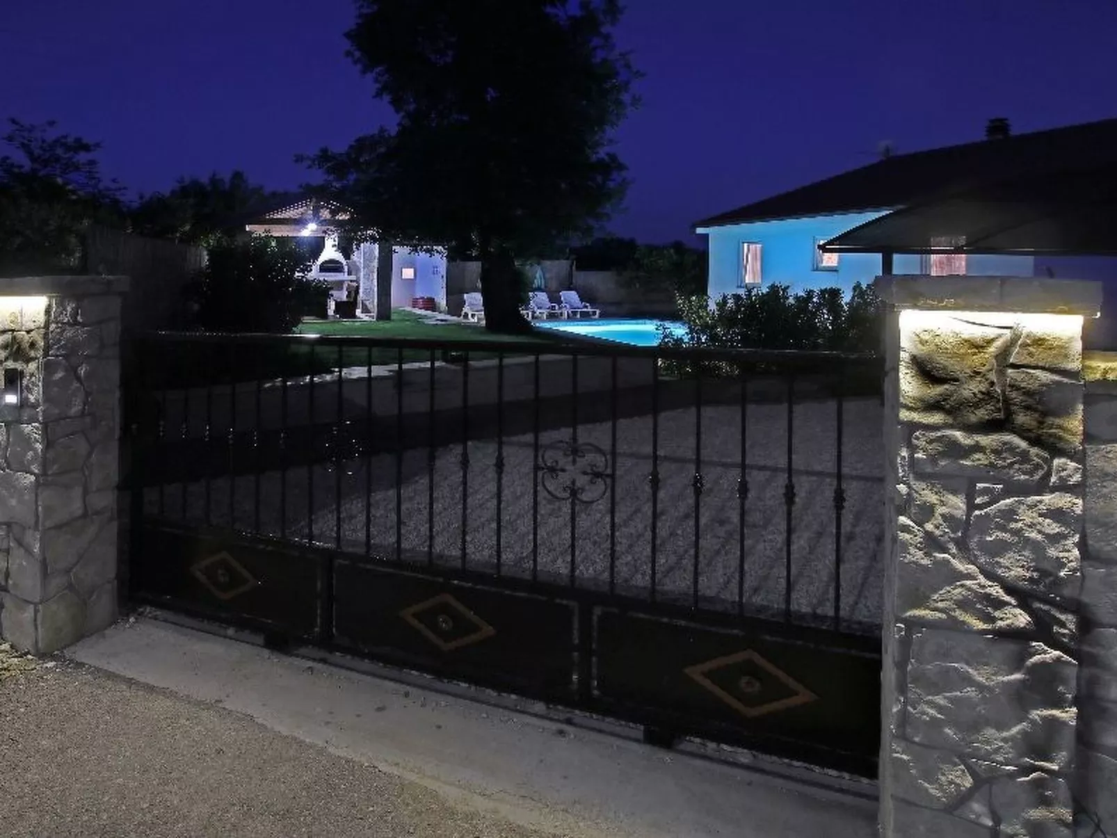 Haus Daniela mit überdachter Terrasse und Pool-Buiten