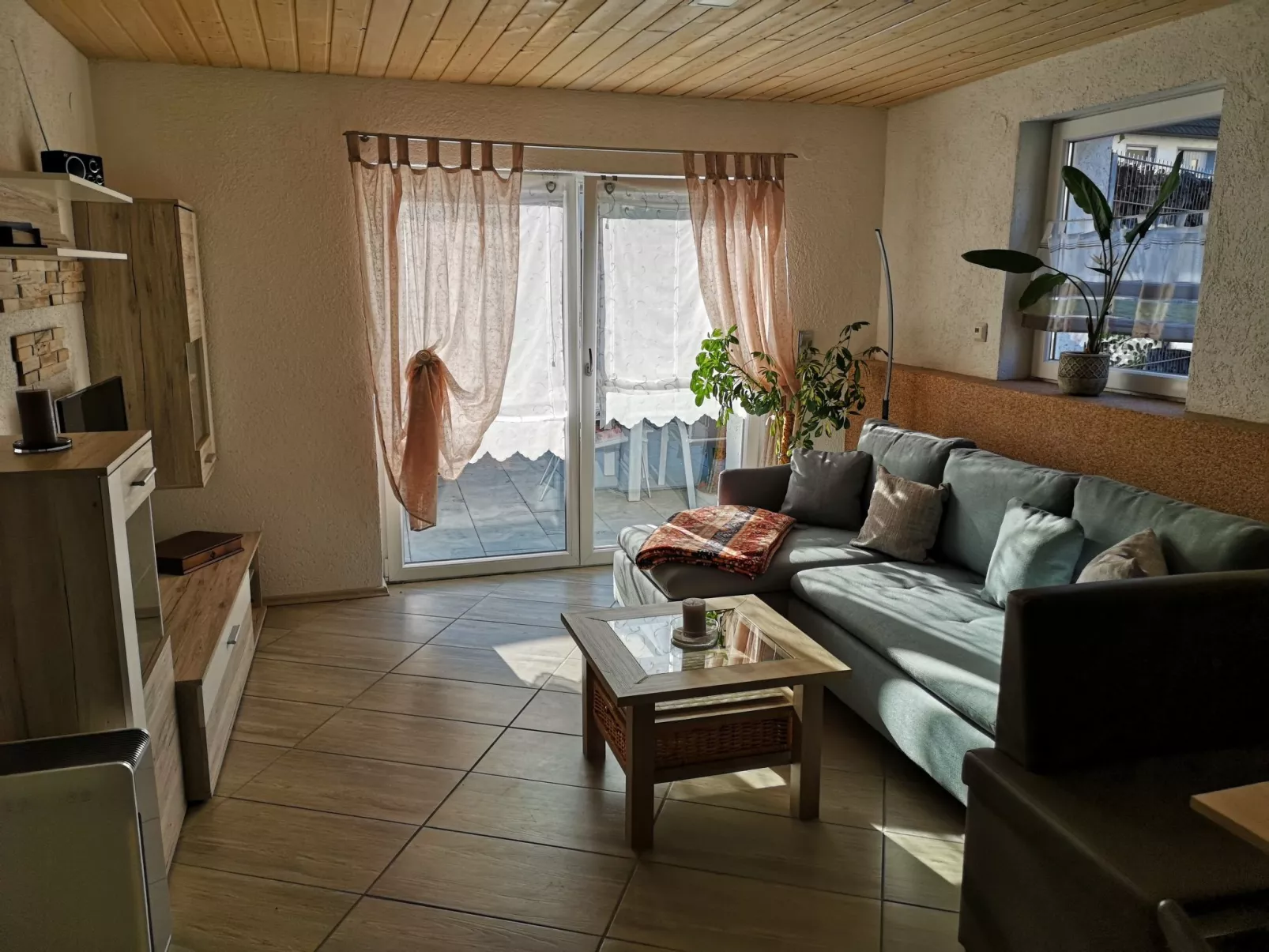 "Sonne & Mond"-Binnen