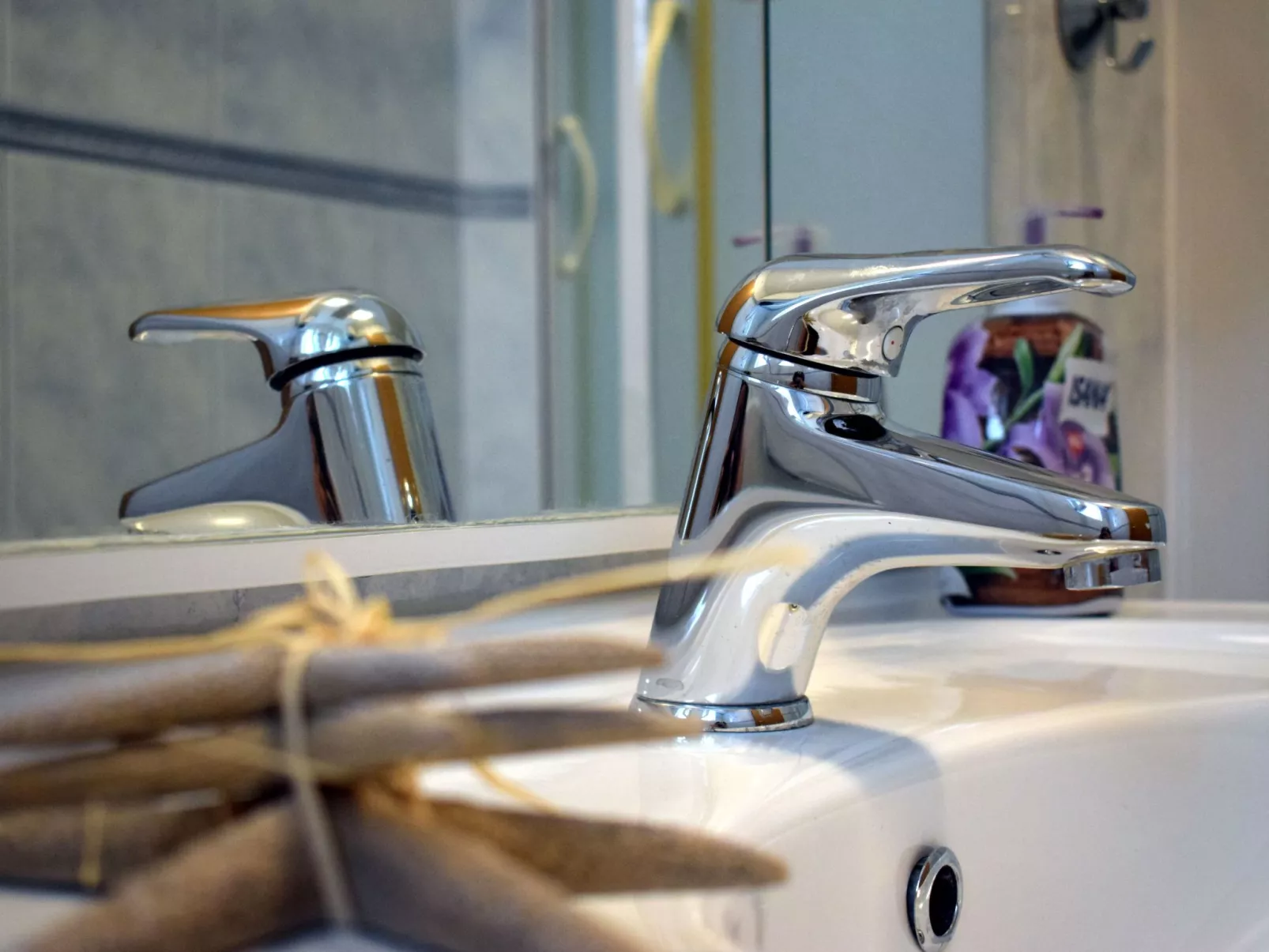 Modernes Ferienhaus in Dobropoljana mit Terrasse, Garten und Grill-Binnen