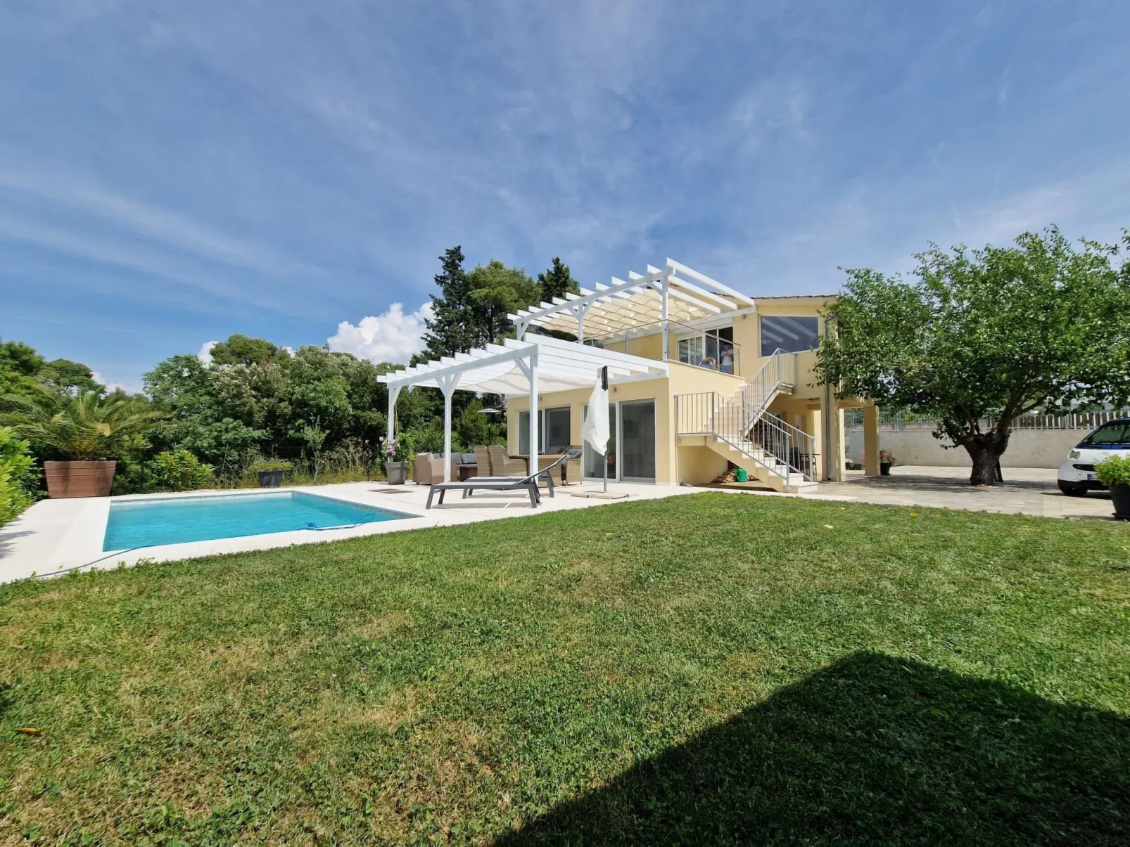 Großes Ferienhaus zur alleinigen Nutzung mit Pool-Buiten