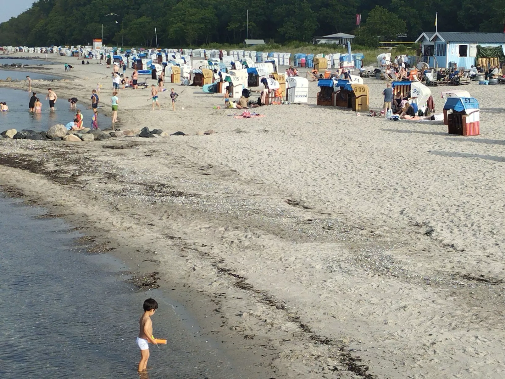 Strandnahe Ferienwohnung mit Gartenterrasse-Buiten