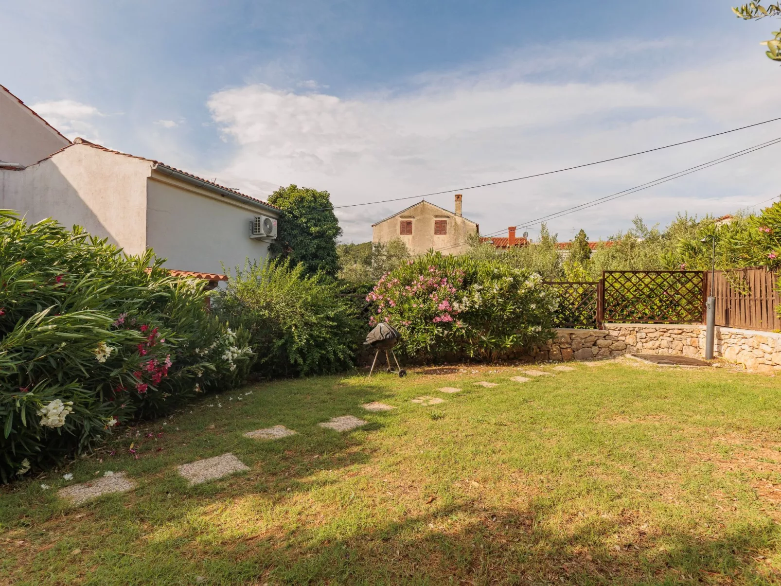 Traditionelles Steinhaus am Meer in Preko-Buiten