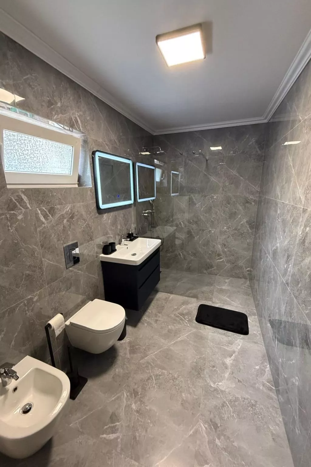 Mélanie im Erdgeschoss einer Villa in Strandnähe-Image-tags.info