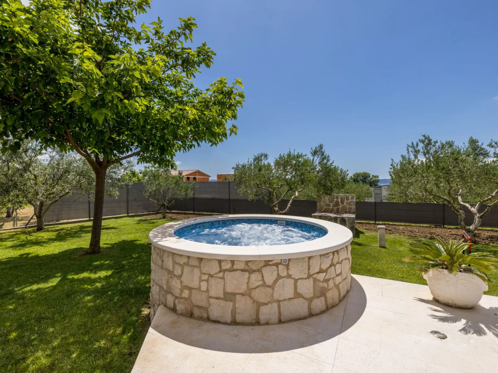 Villa Oasis privater Pool für bis zu 10 Personen-Buiten