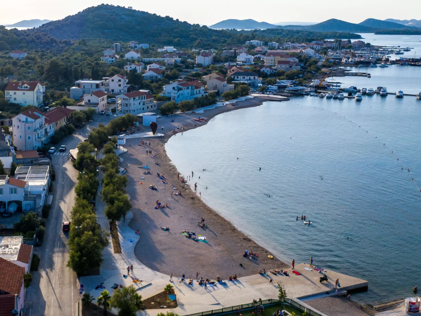 Wohnung mit Garten, Grill und Terrasse-Buiten