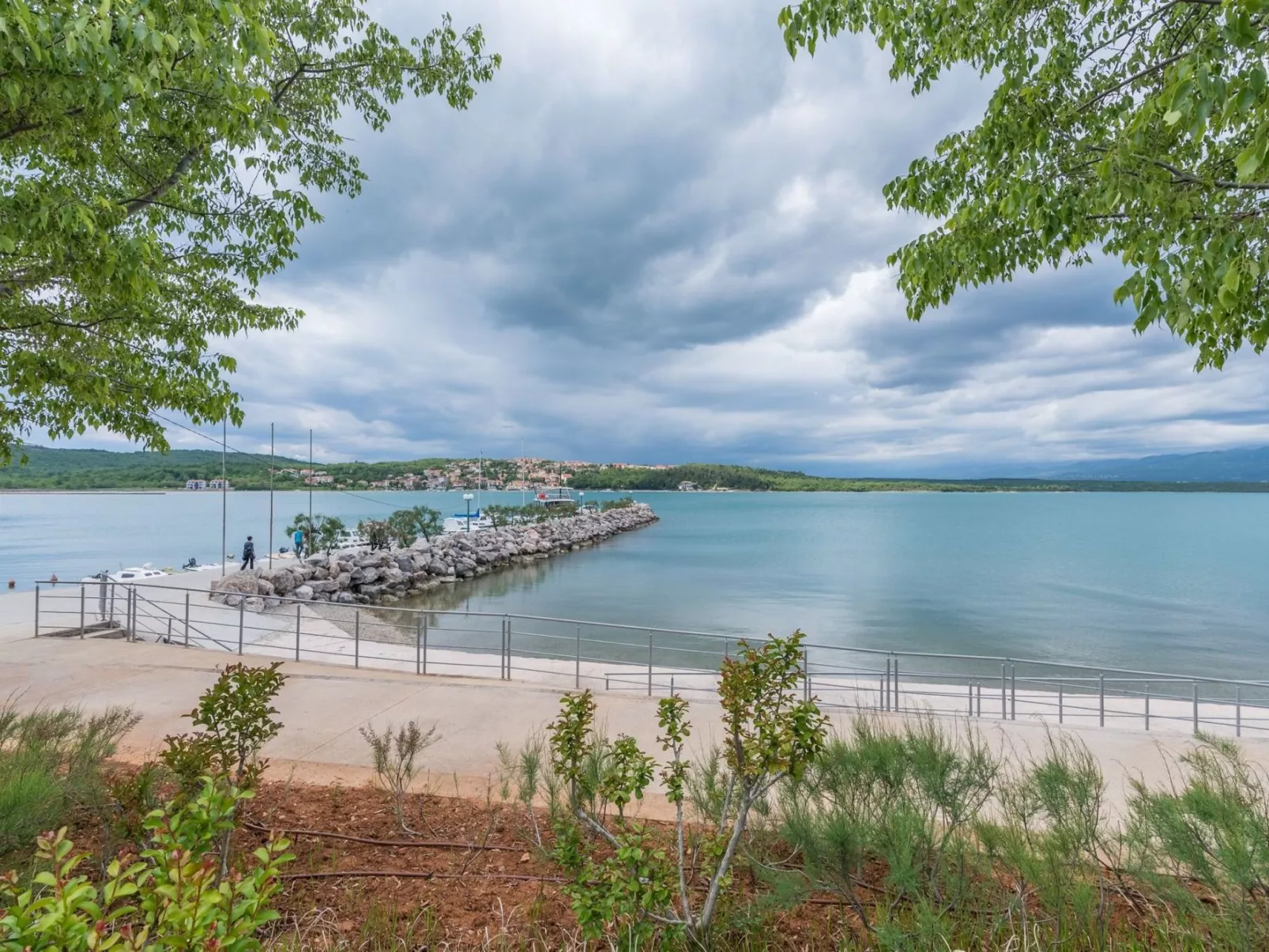 Appartement in Soline mit Großer Terrasse-Buiten