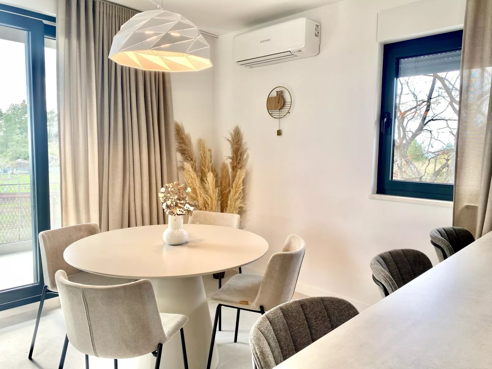 Villa mit beheiztem Infinity-Pool und Massagedüsen-Binnen