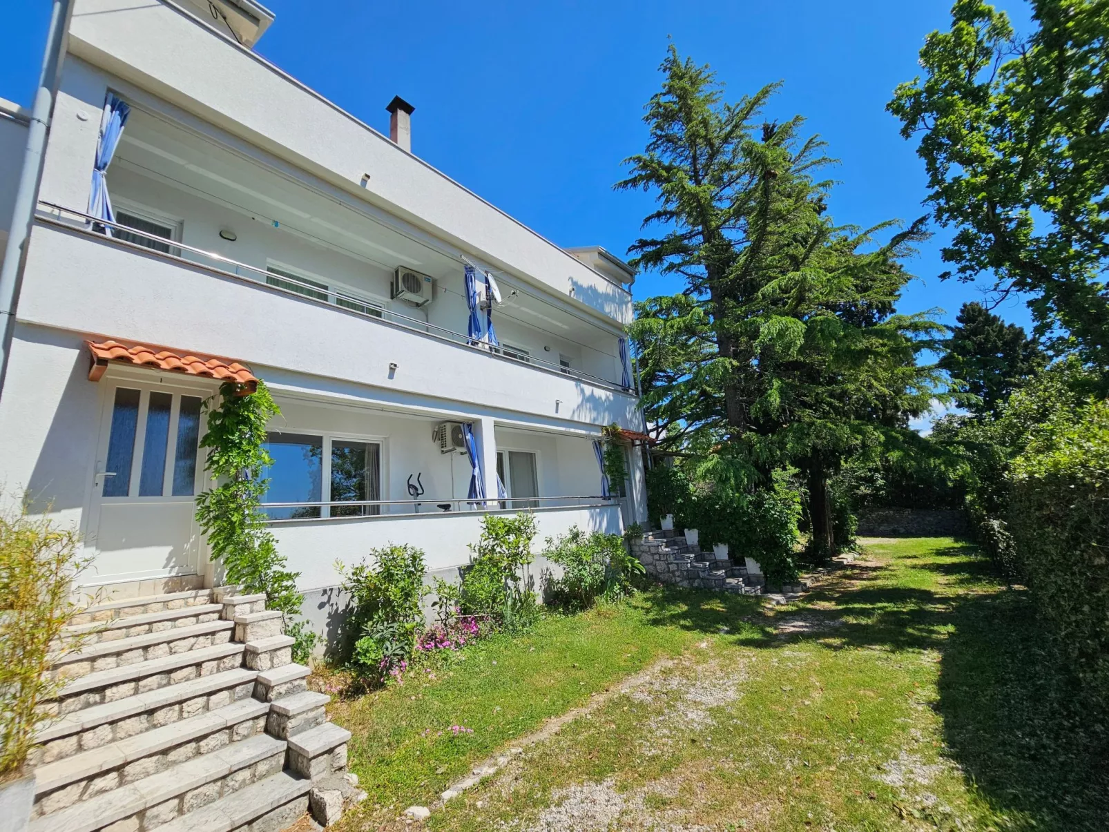 Appartement mit Balkon und Meerblick-Buiten
