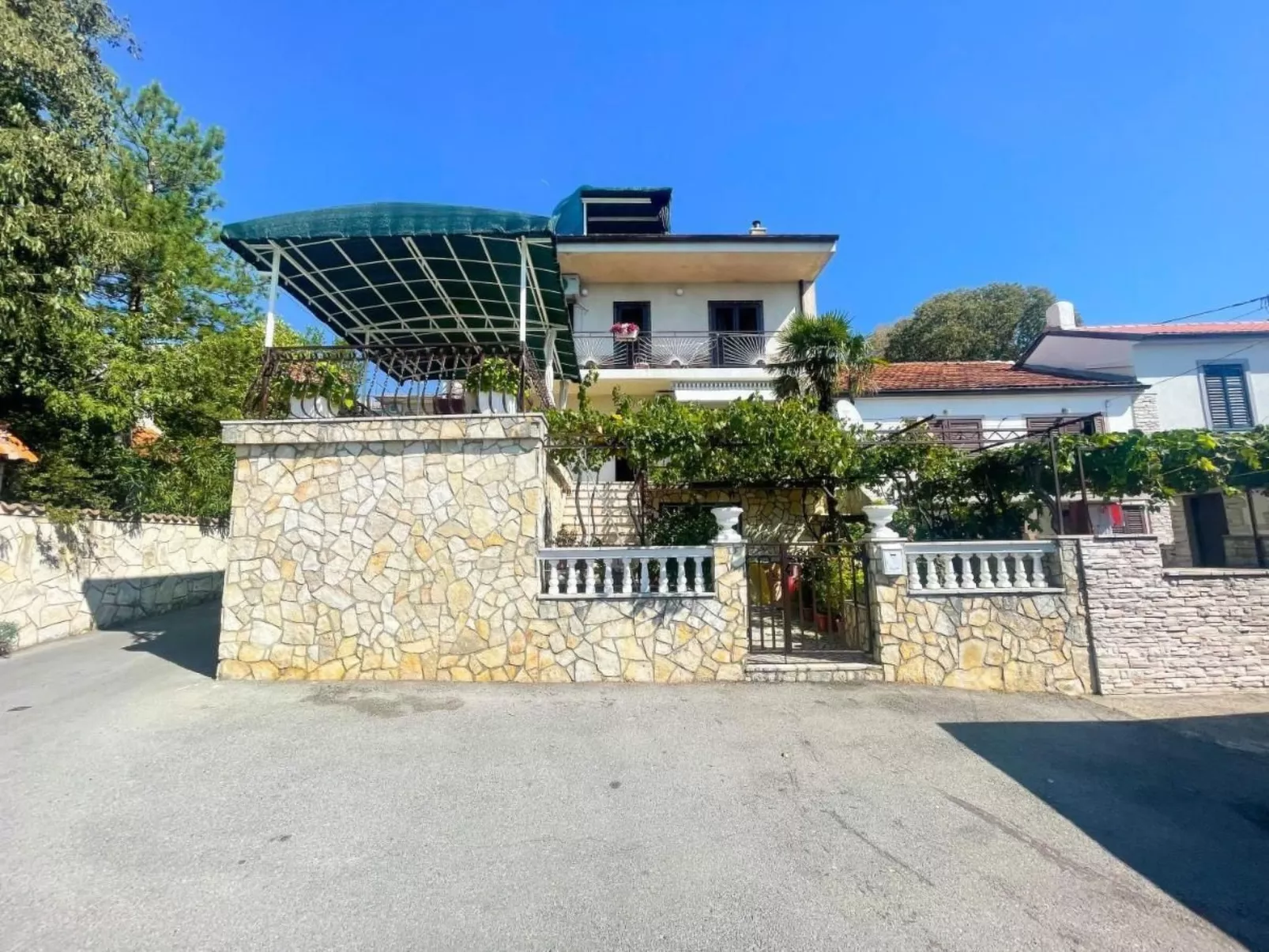 Nettes Appartement in Dramalj mit Möbliertem Balkon - Buiten