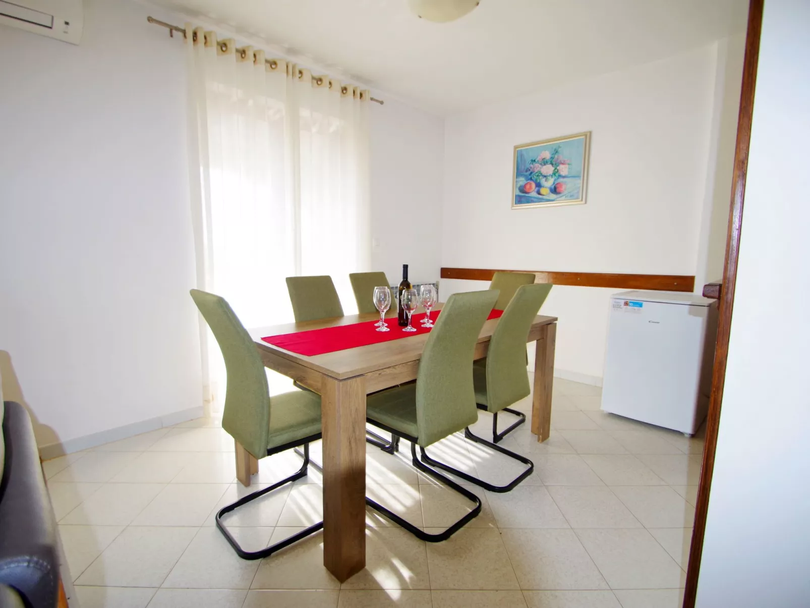 Mit privatem Pool und Garten-Binnen