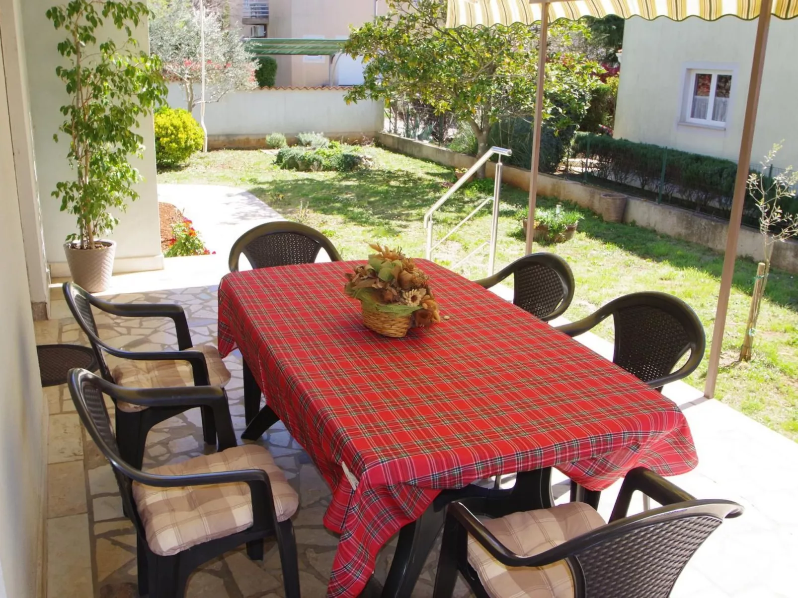 Geräumige Wohnung mit schöner Terrasse und Garten-Buiten