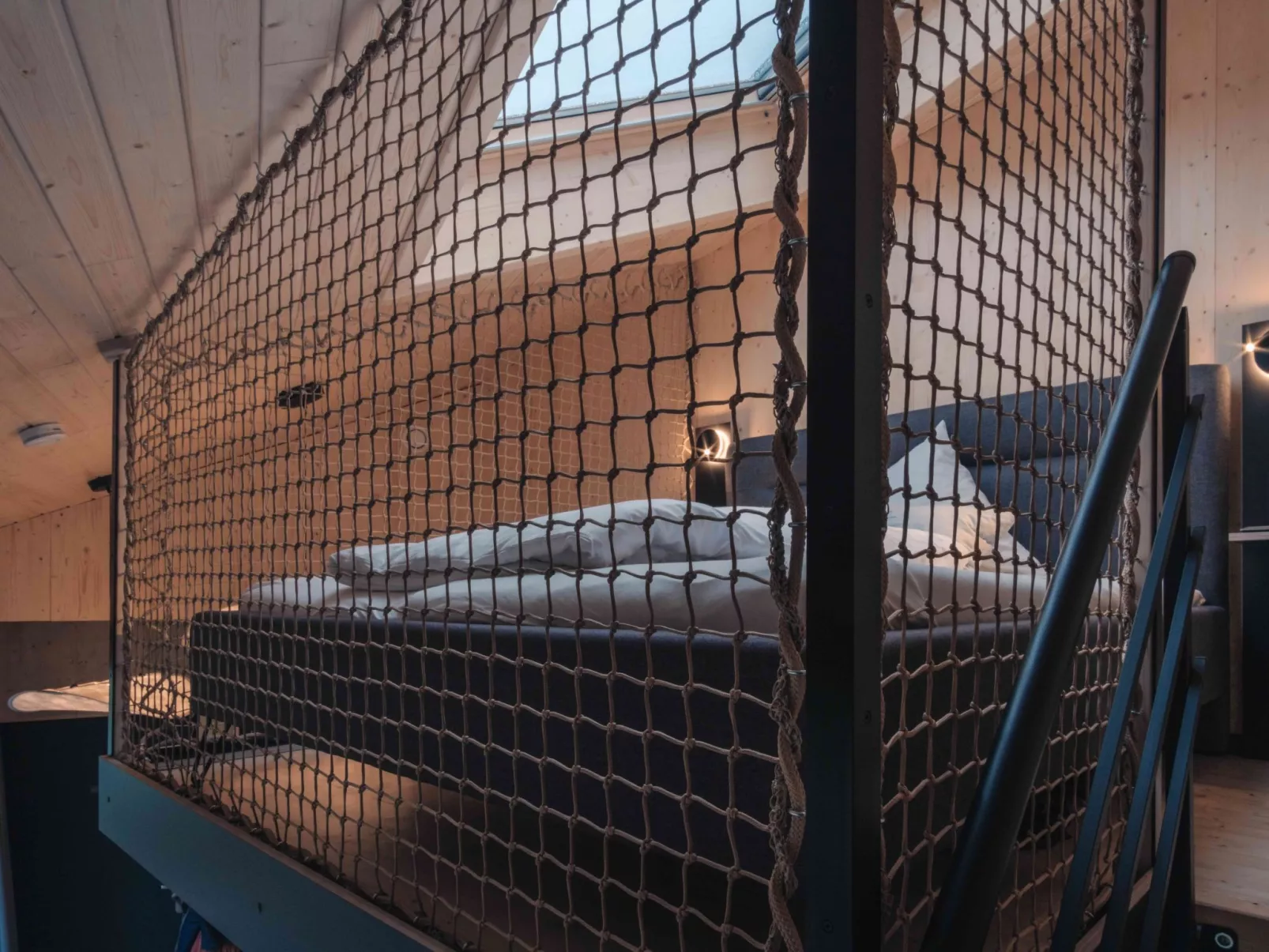 (B) Cabin Stars-Binnen