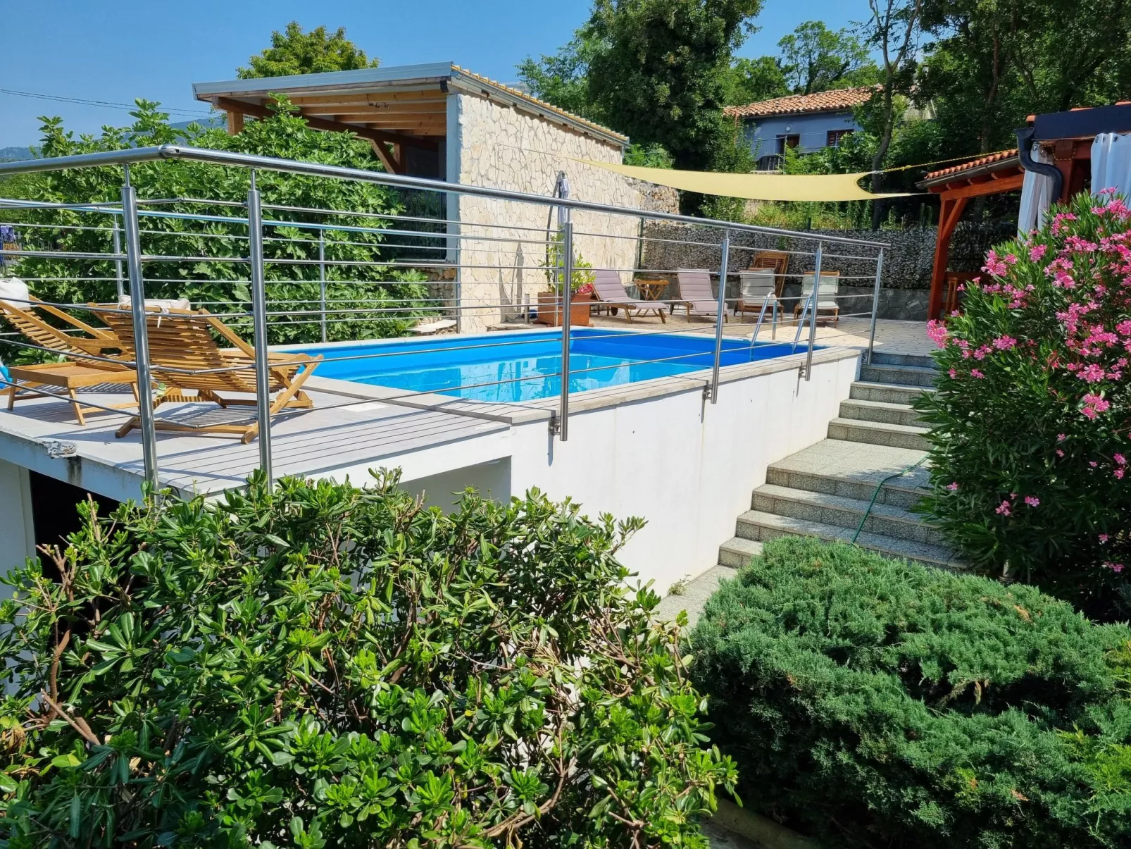 Mit privatem Pool und Sauna-Buiten