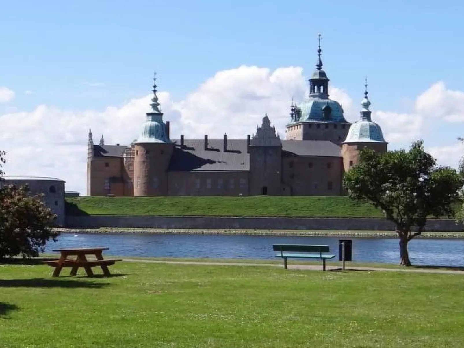 Holzhaus mit Terrasse, direkt an einer Bucht-Buiten