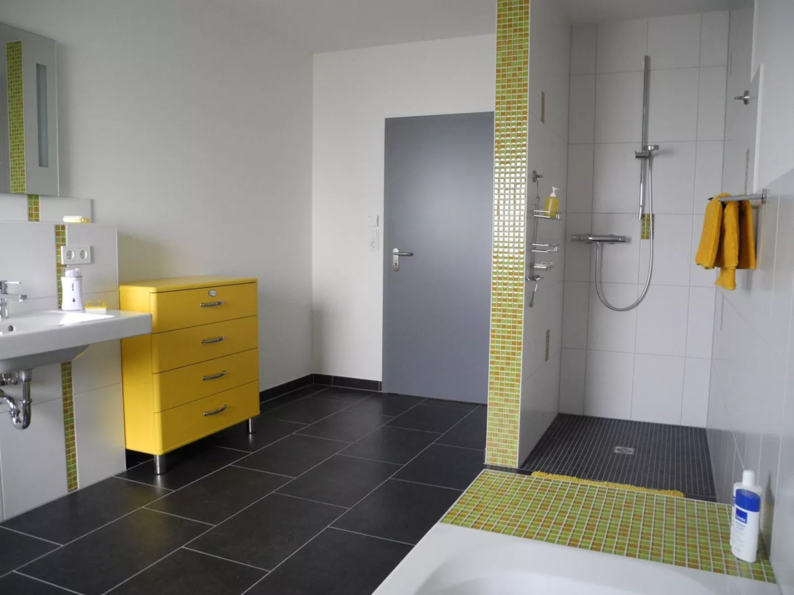 Geräumiges Ferienhaus mit Garten und Weitblick-Image-tags.info