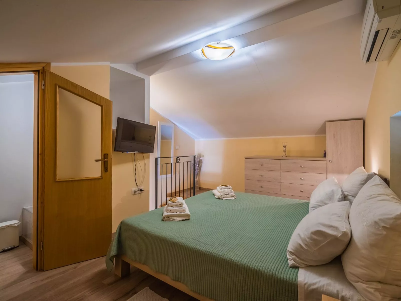 Luxuriöse Villa auf großem Privatgrundstück-Binnen