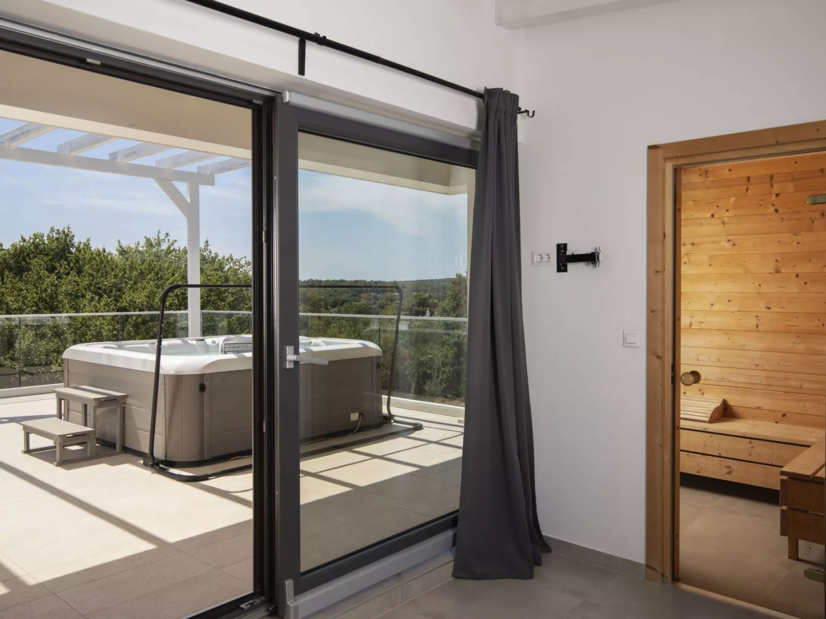 Villa Luna mit Pool, Sauna, Whirlpool, Tennisplatz-Binnen