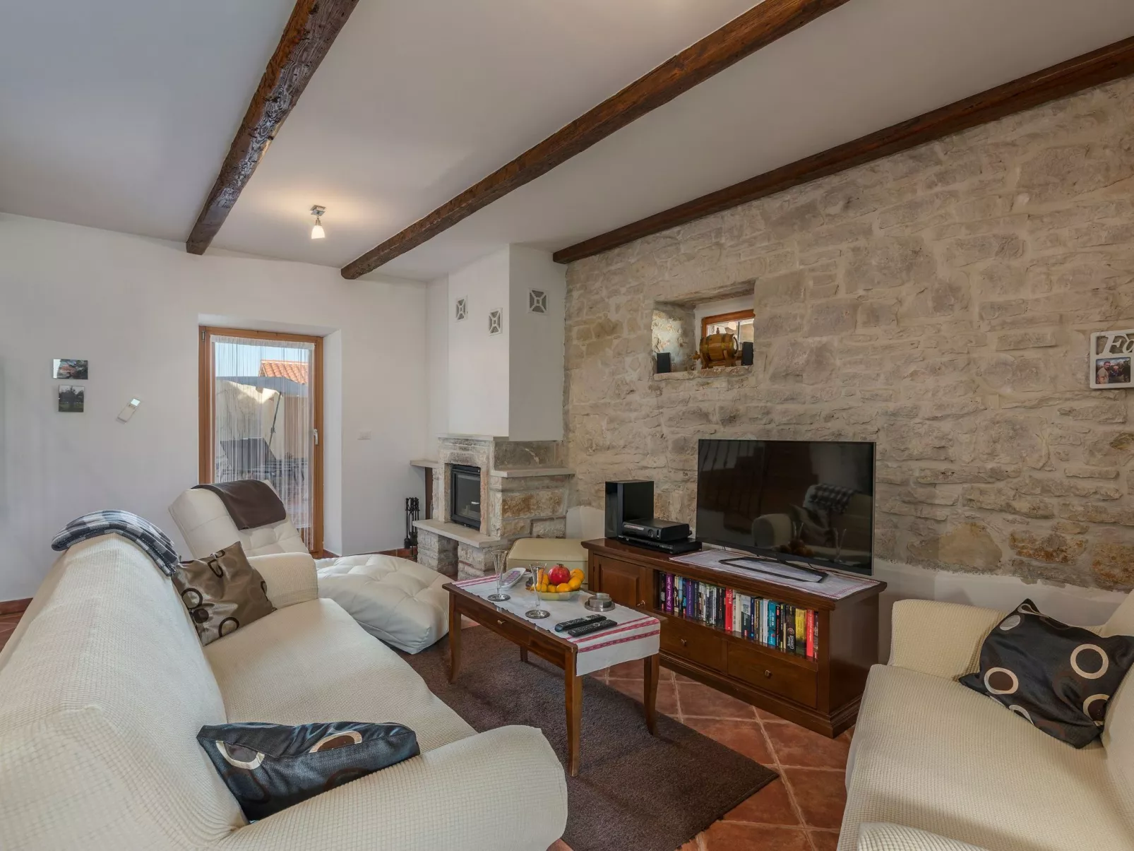 Gemütliches Ferienhaus in Peresiji mit Grill und Terrasse-Binnen