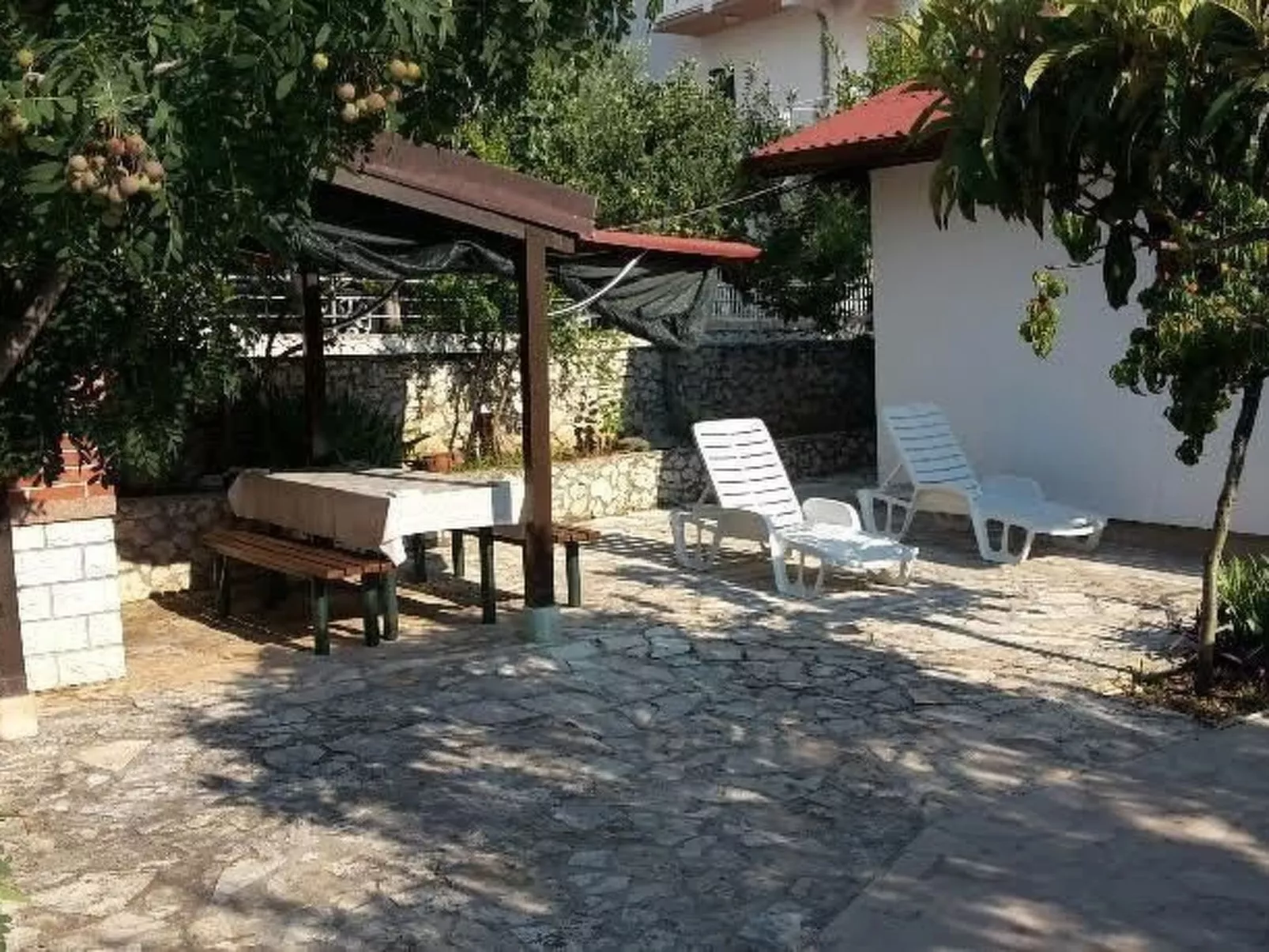 Sunara mit Terrasse und Kinderpool-Buiten