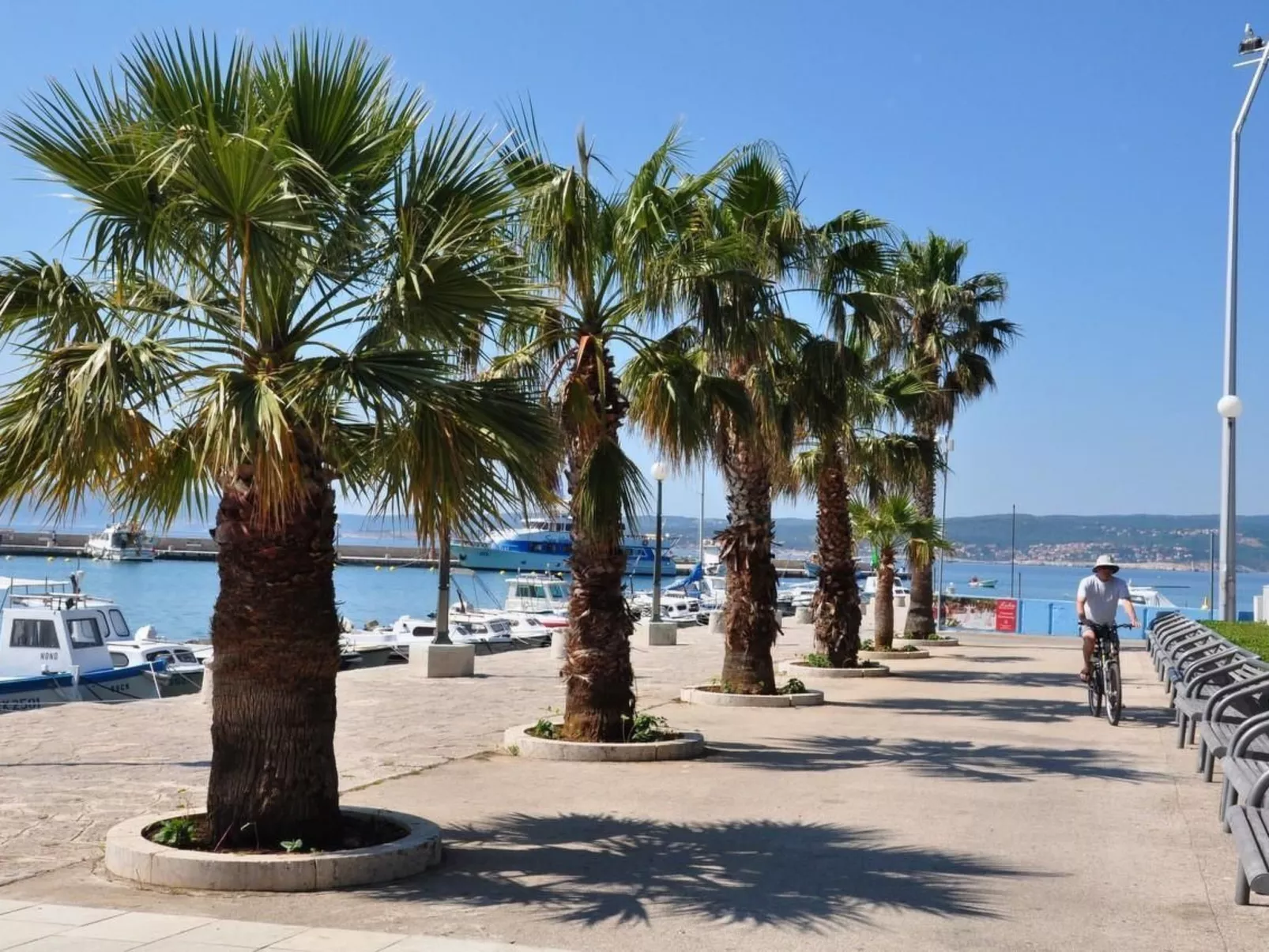 Wohnung mit schöner Terrasse-Buiten