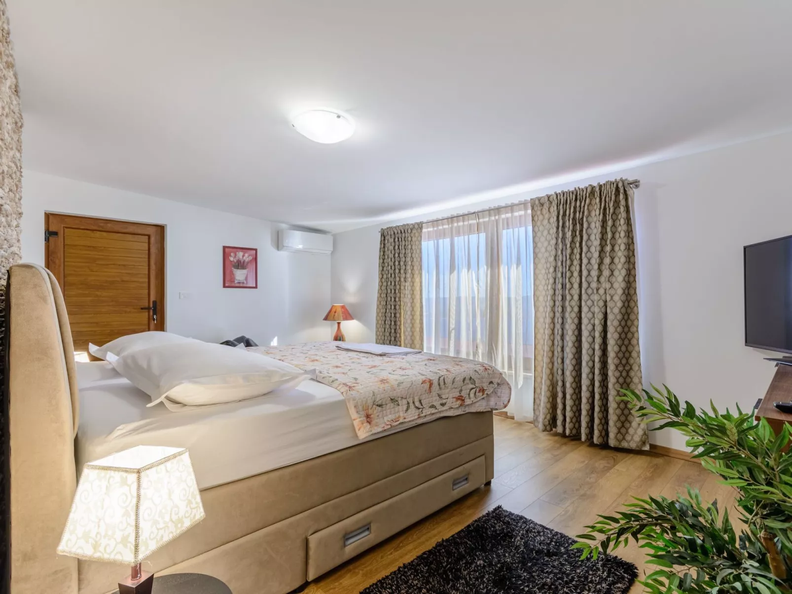 Villa mit vier Schlafzimmern und beheiztem Pool-Binnen