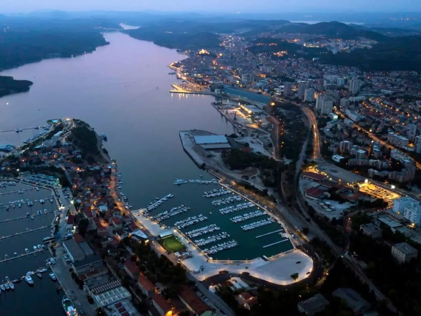 Appartement im Dachgeschoss mit Balkon-Buiten