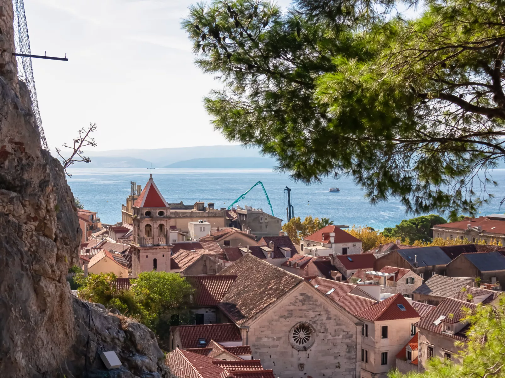 Moderne Ferienwohnung in Omiš mit Terrasse und Garten-Omgeving