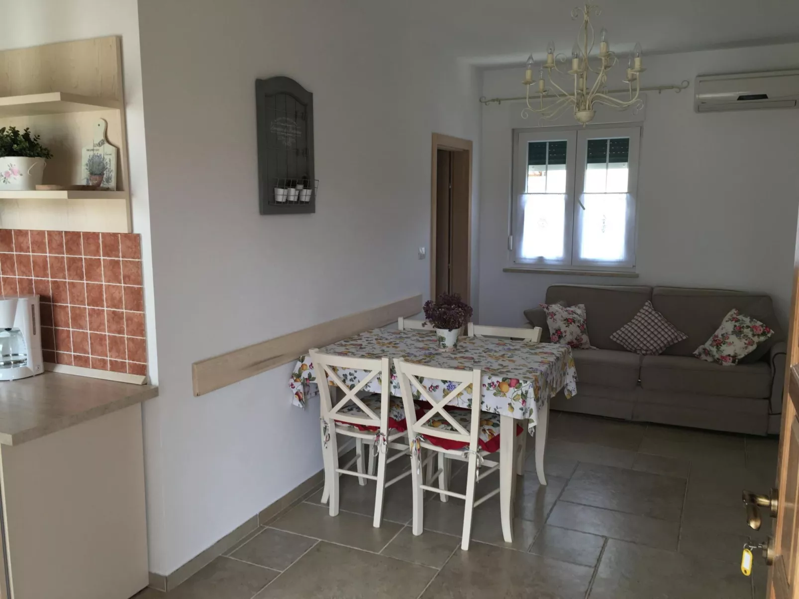 Appartement in Stoja mit Möbliertem Balkon-Binnen