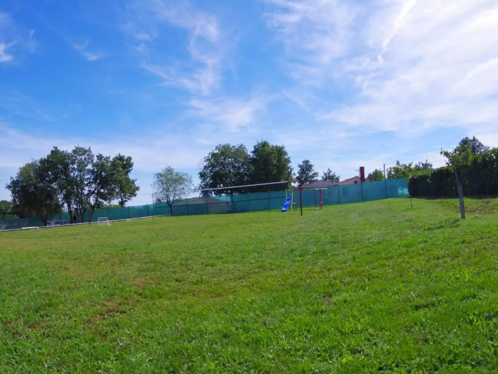 3-Schlafzimmer-Wohnung mit Gemeinschaftspool-Buiten