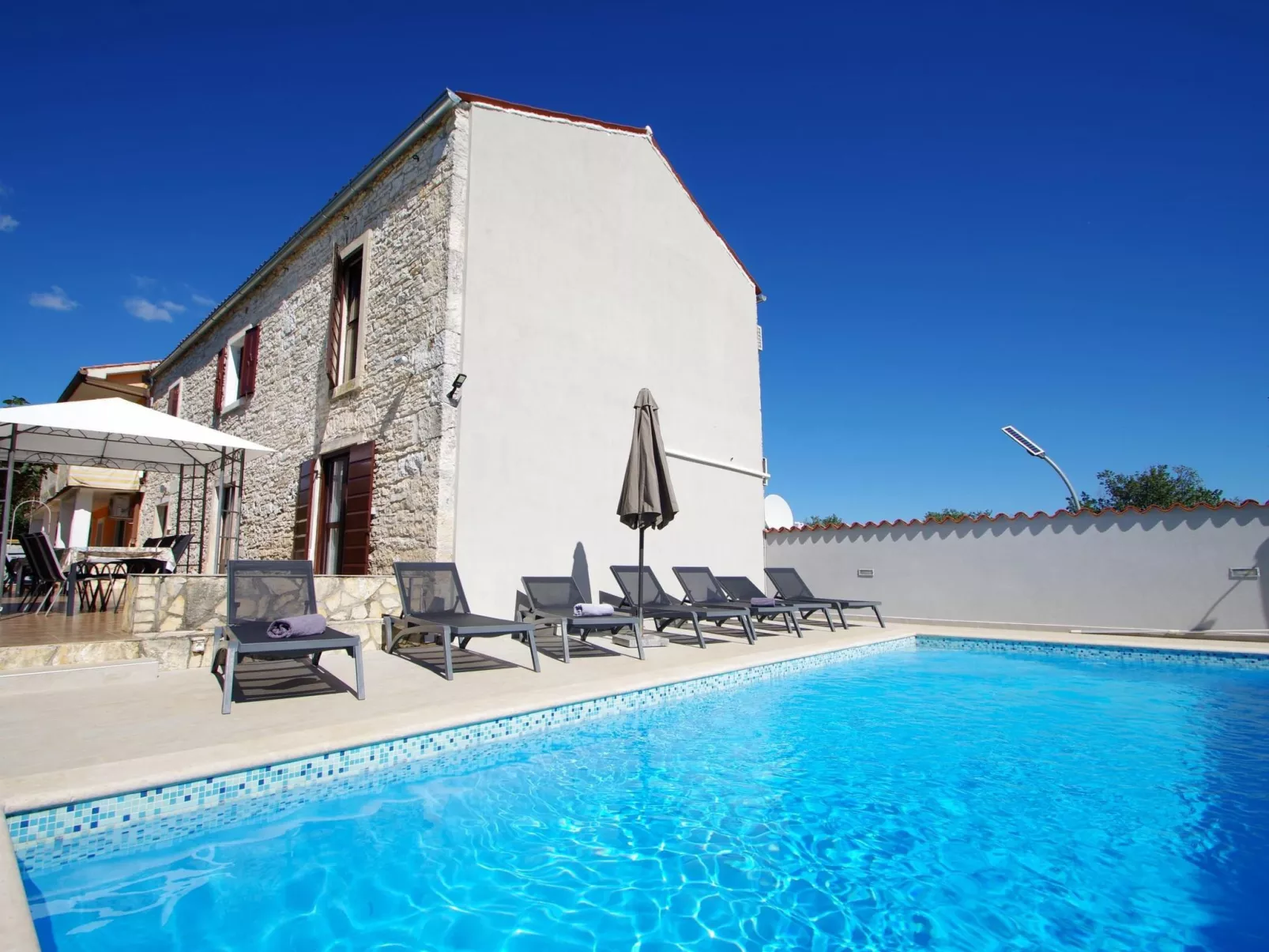 Schönes Haus mit großer grüner Umgebung, Pool-Image-tags.info