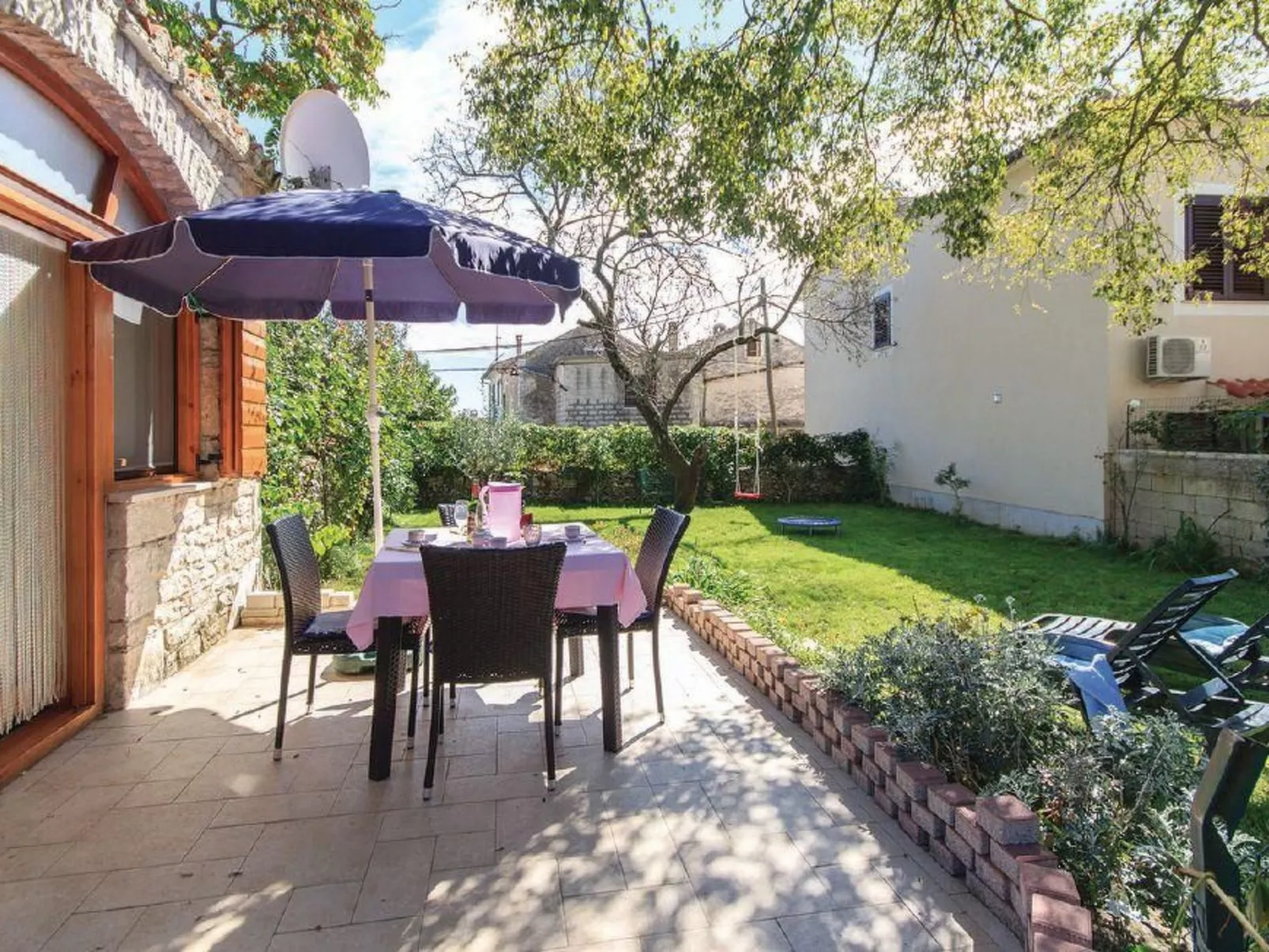 "Vickovi" mit Gemeinschaftspool-Buiten