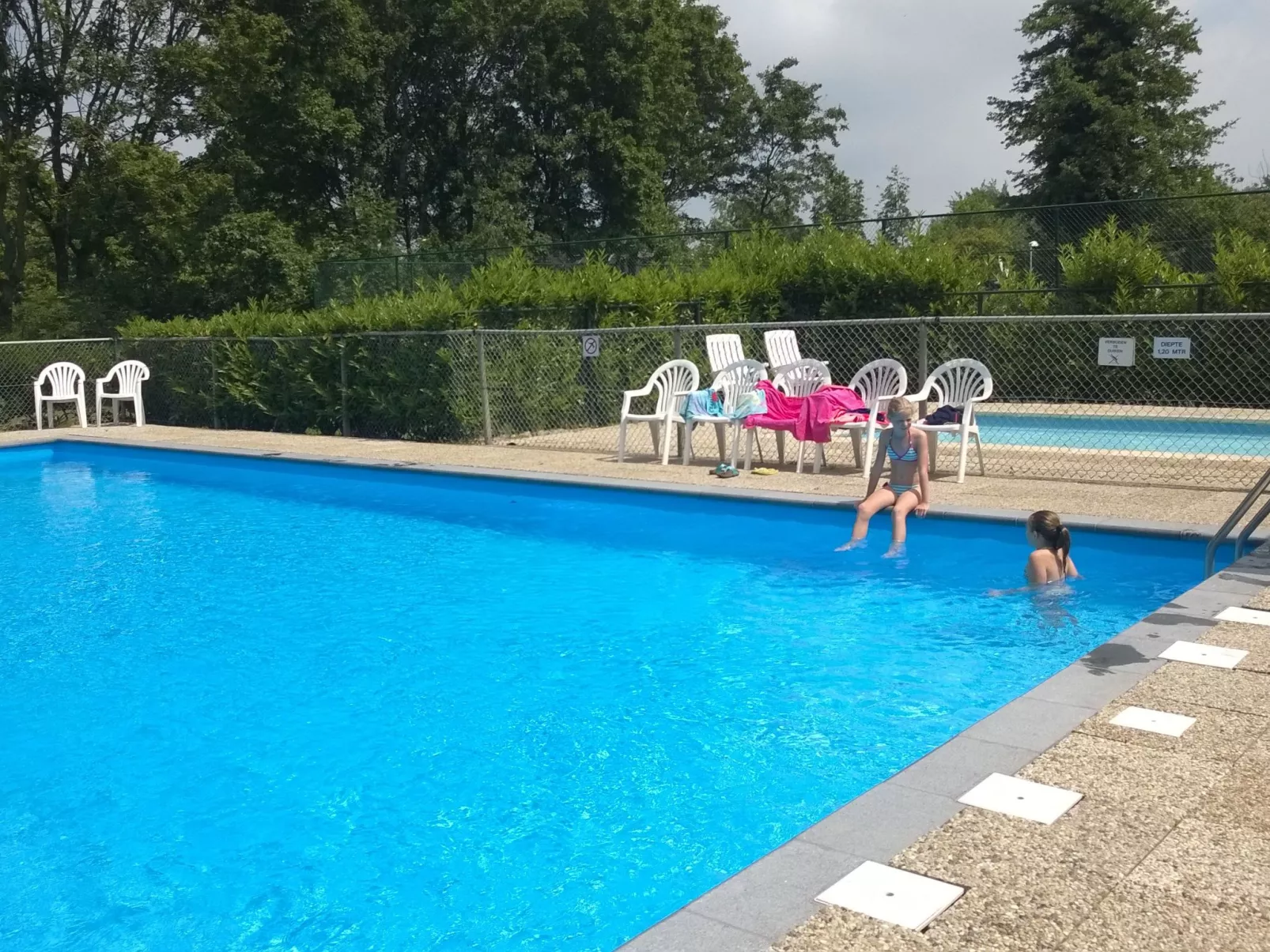 Gemütlicher Vier-Personen-Bungalow-Buiten