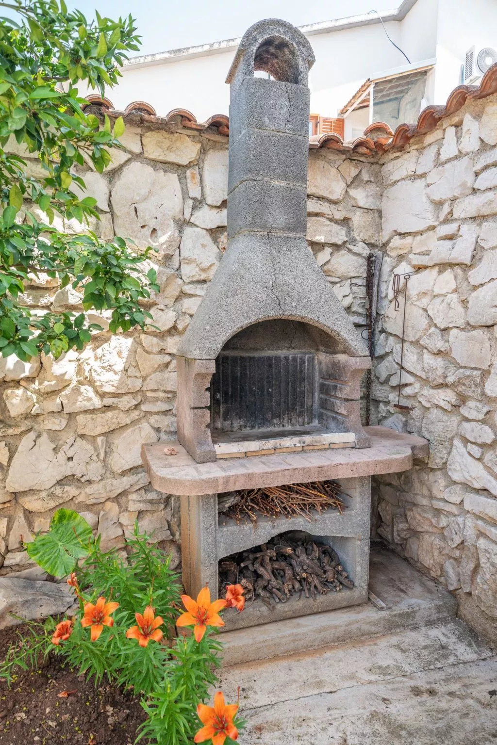 Große Ferienwohnung in Vodice mit Eigenem Balkon-Buiten